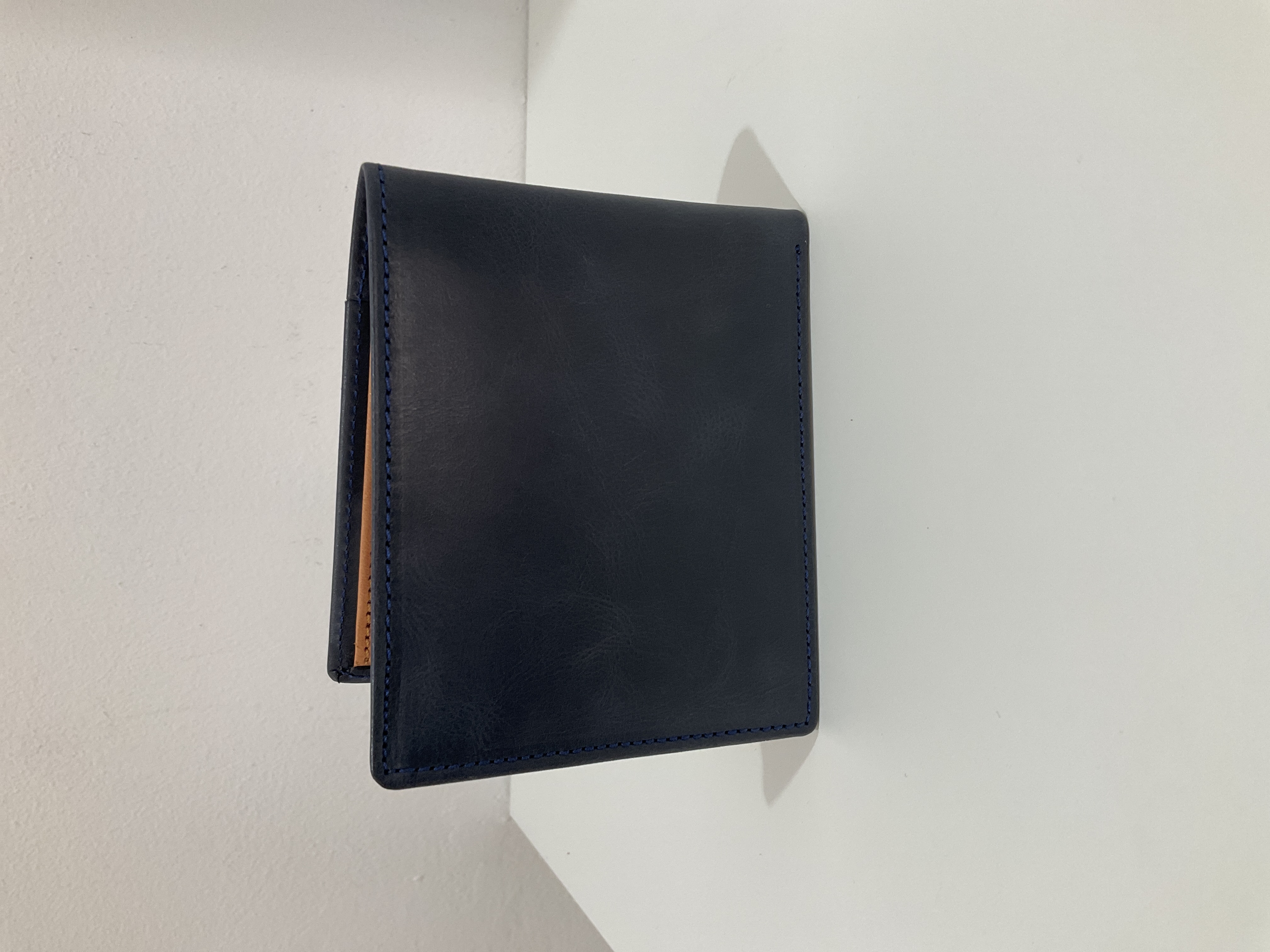 Cartera de piel azul