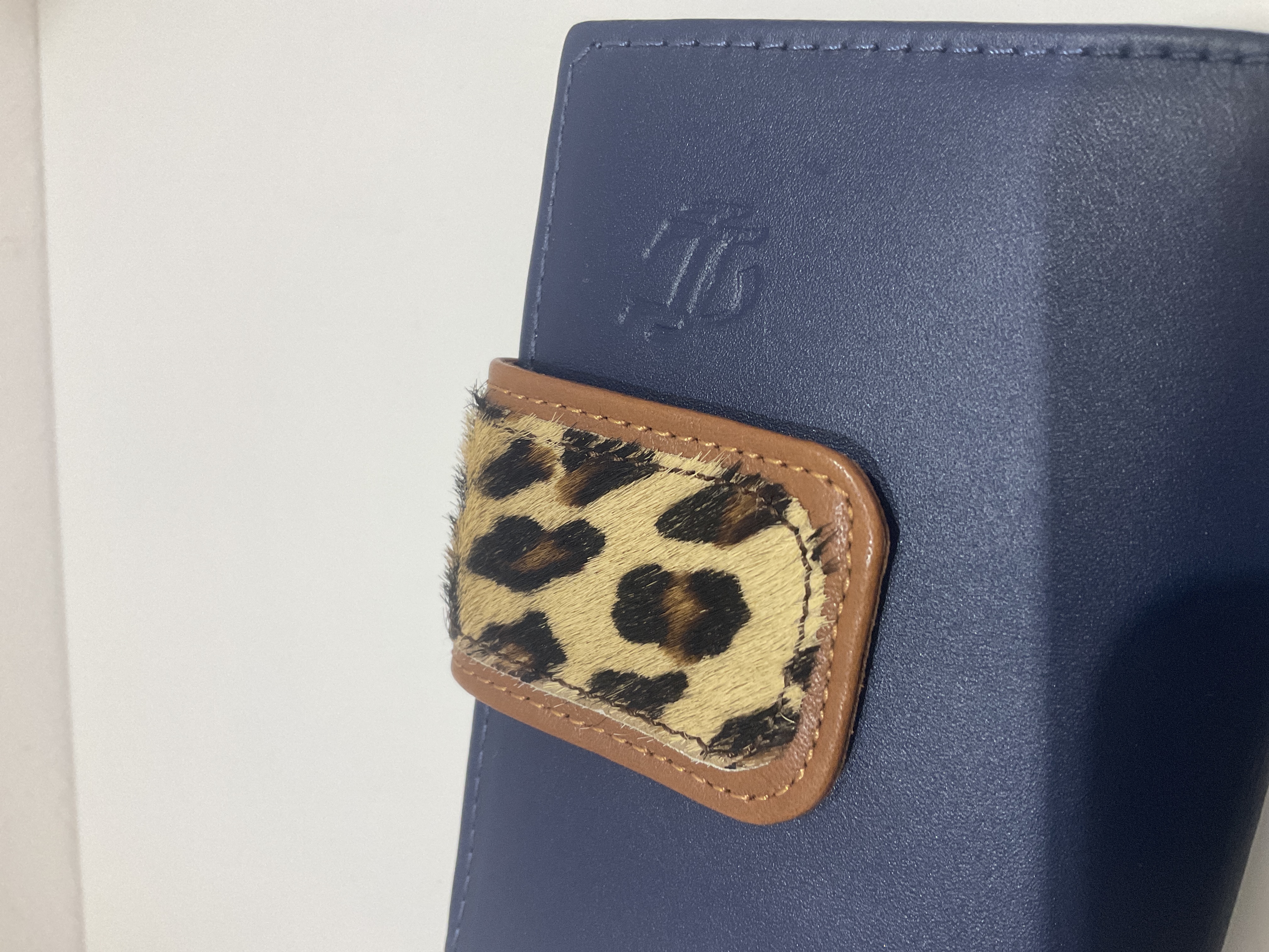 Cartera  de piel azul con cierre animal print