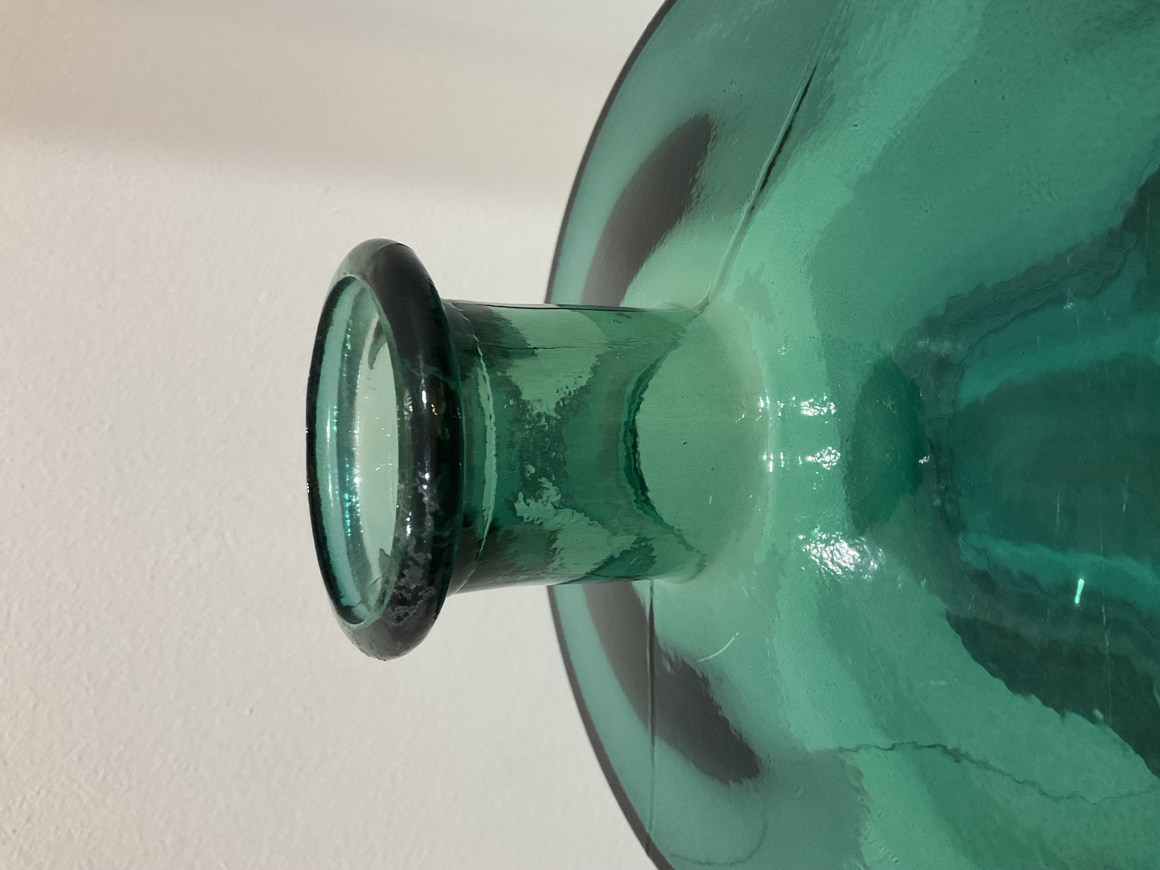 Jarrón de vidrio verde reciclado