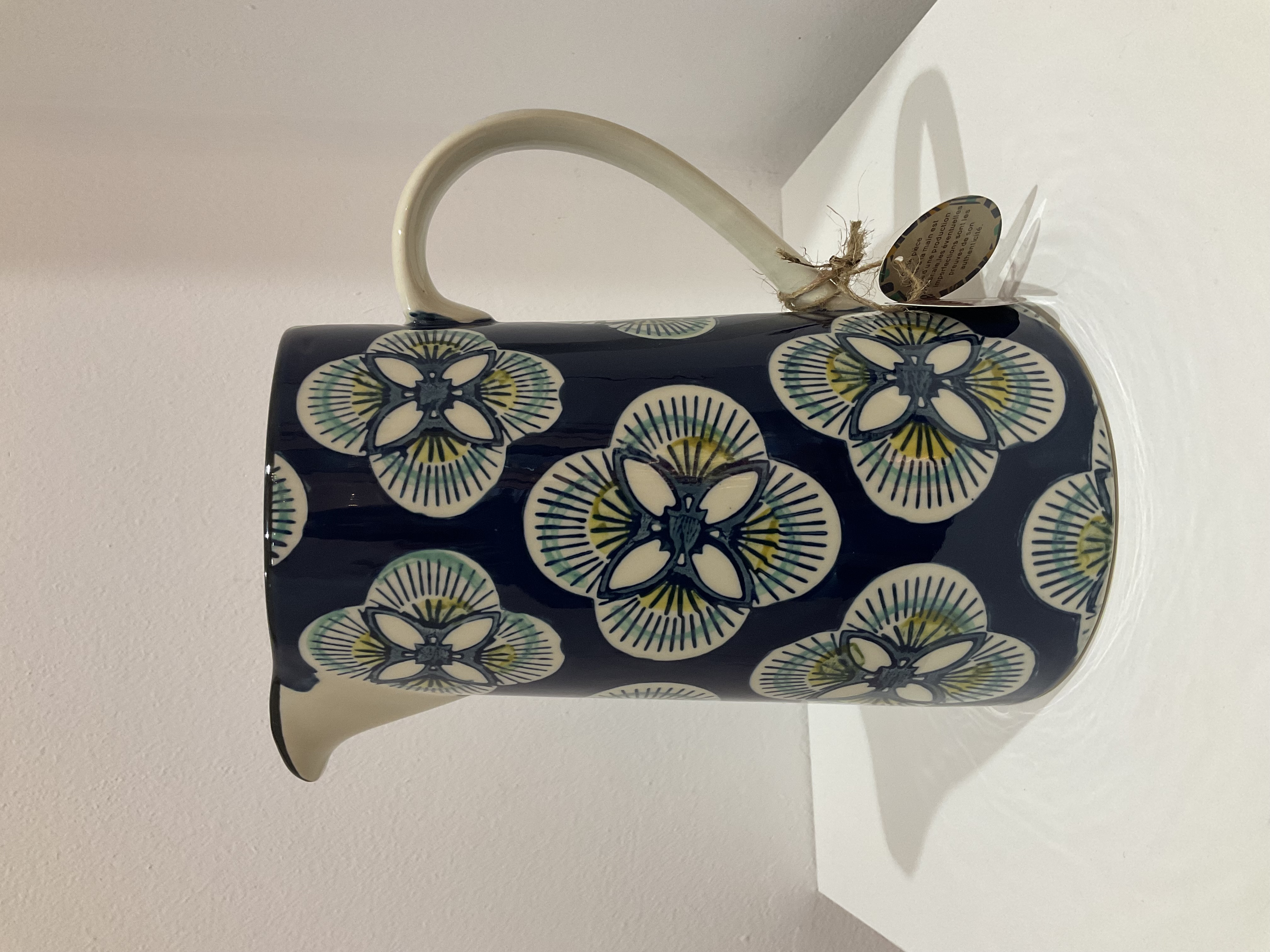 Jarra de cerámica floral