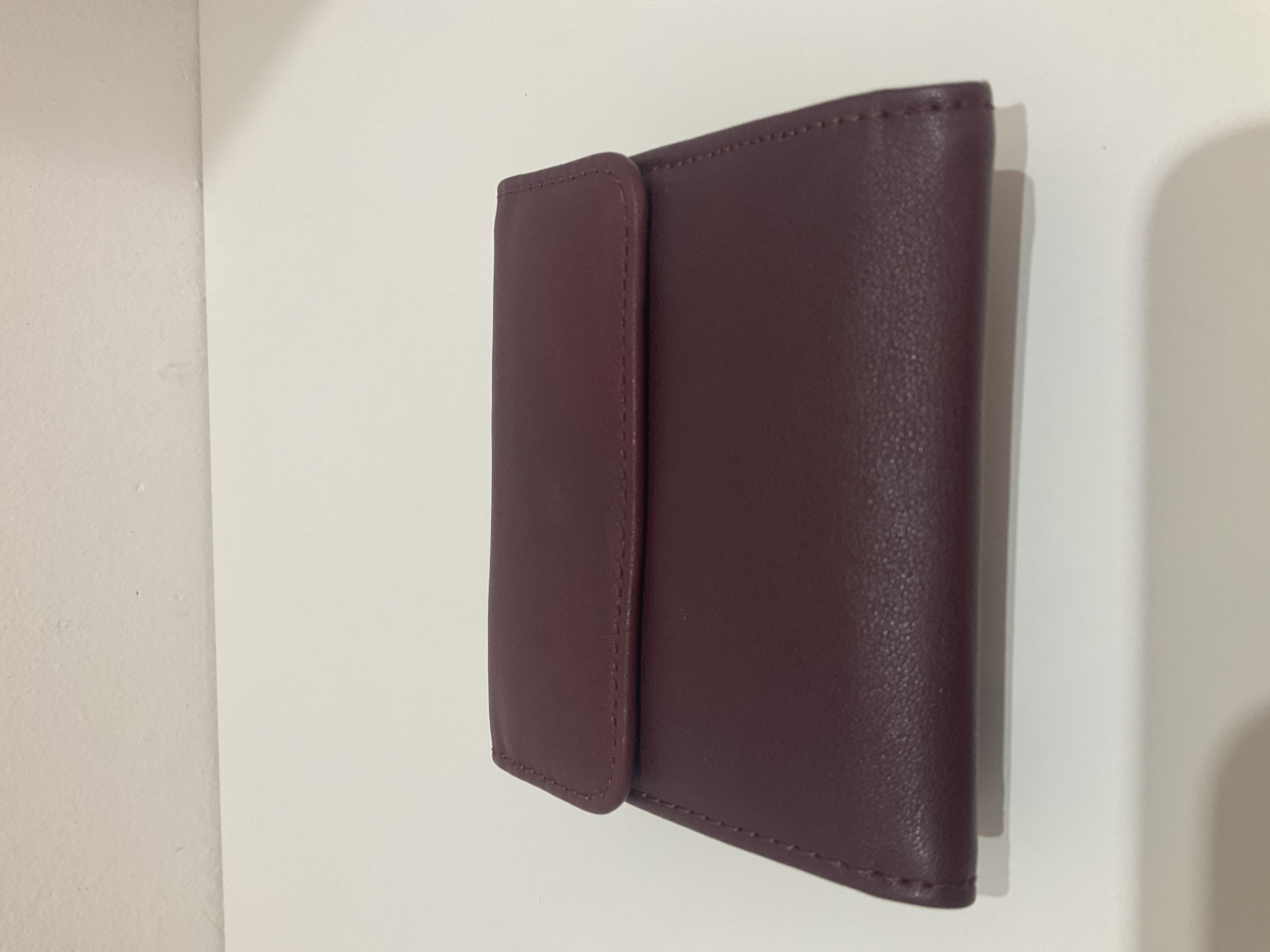 Cartera de piel burdeos