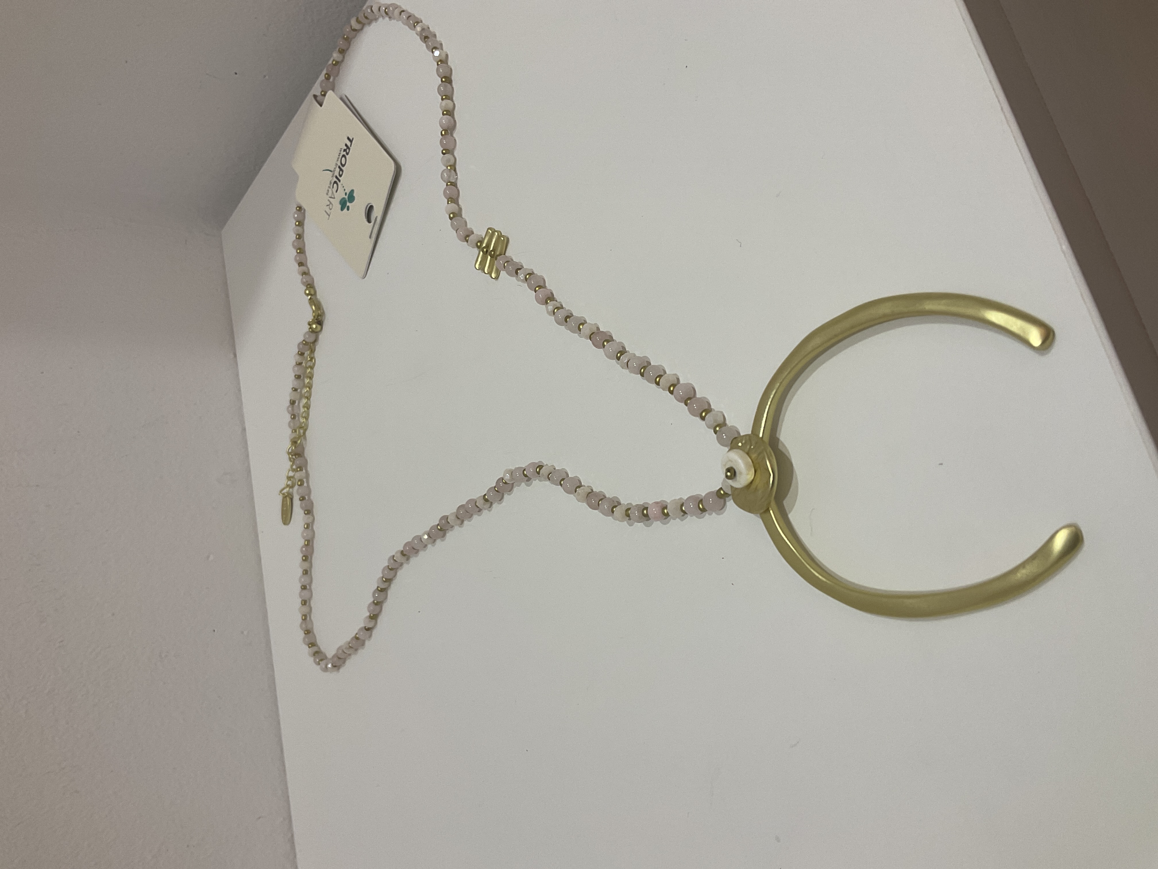 Collar dorado elegante