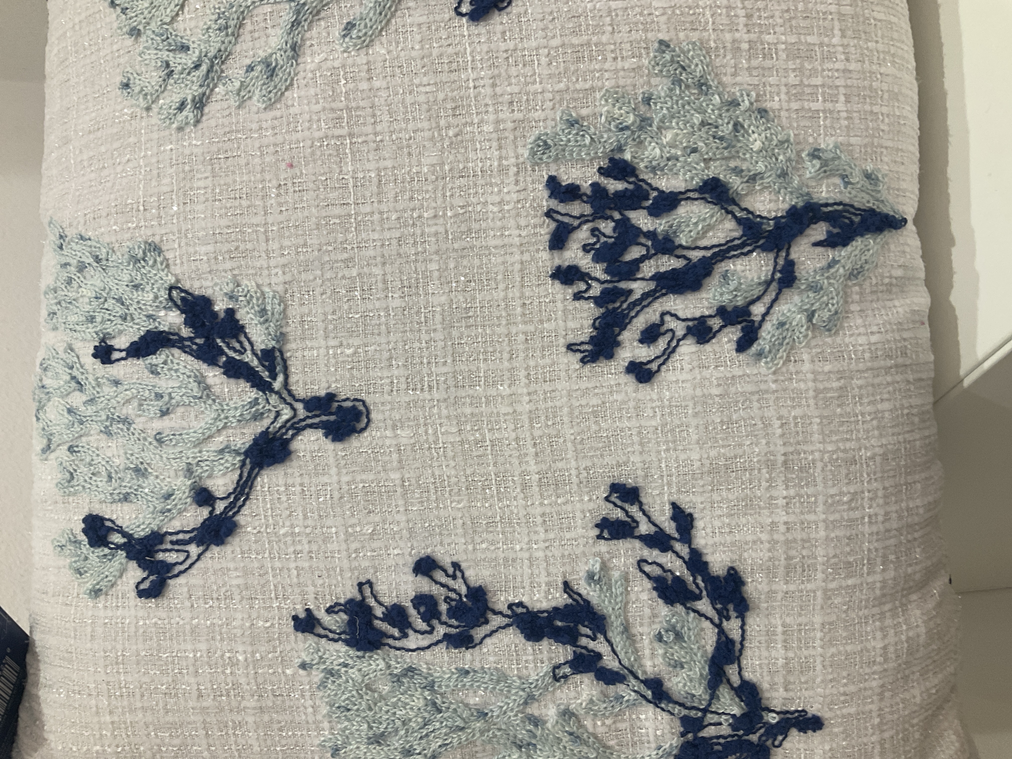 Cojín bordado floral