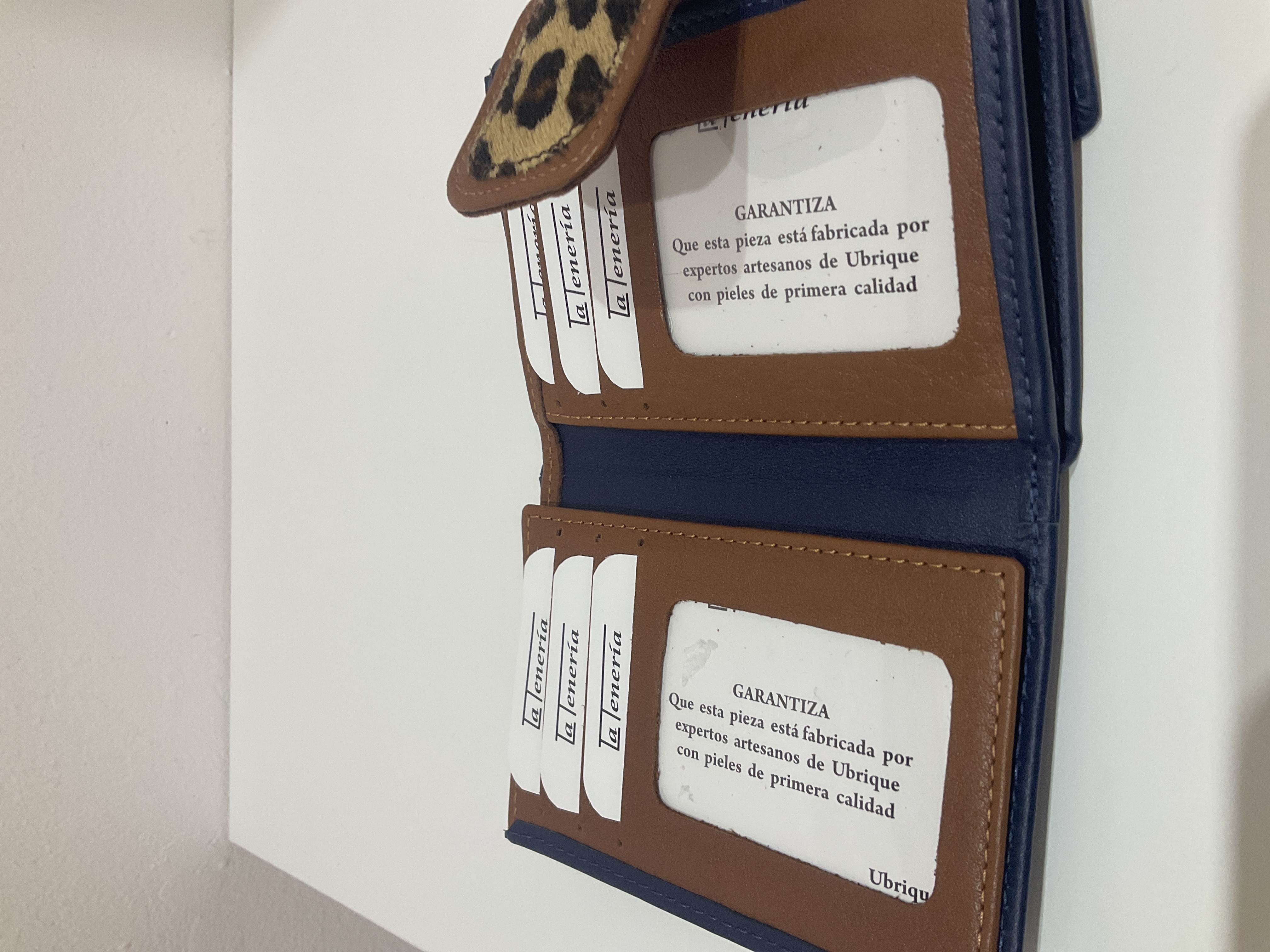 Cartera  de piel azul con cierre animal print