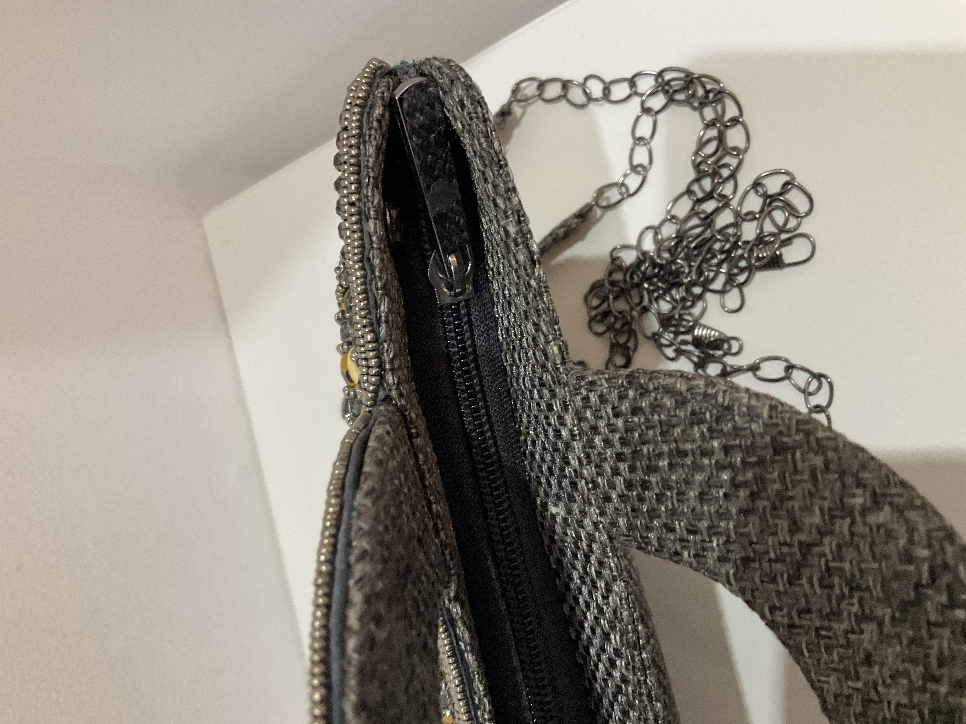 Bolso de mano artesanal con abalorios