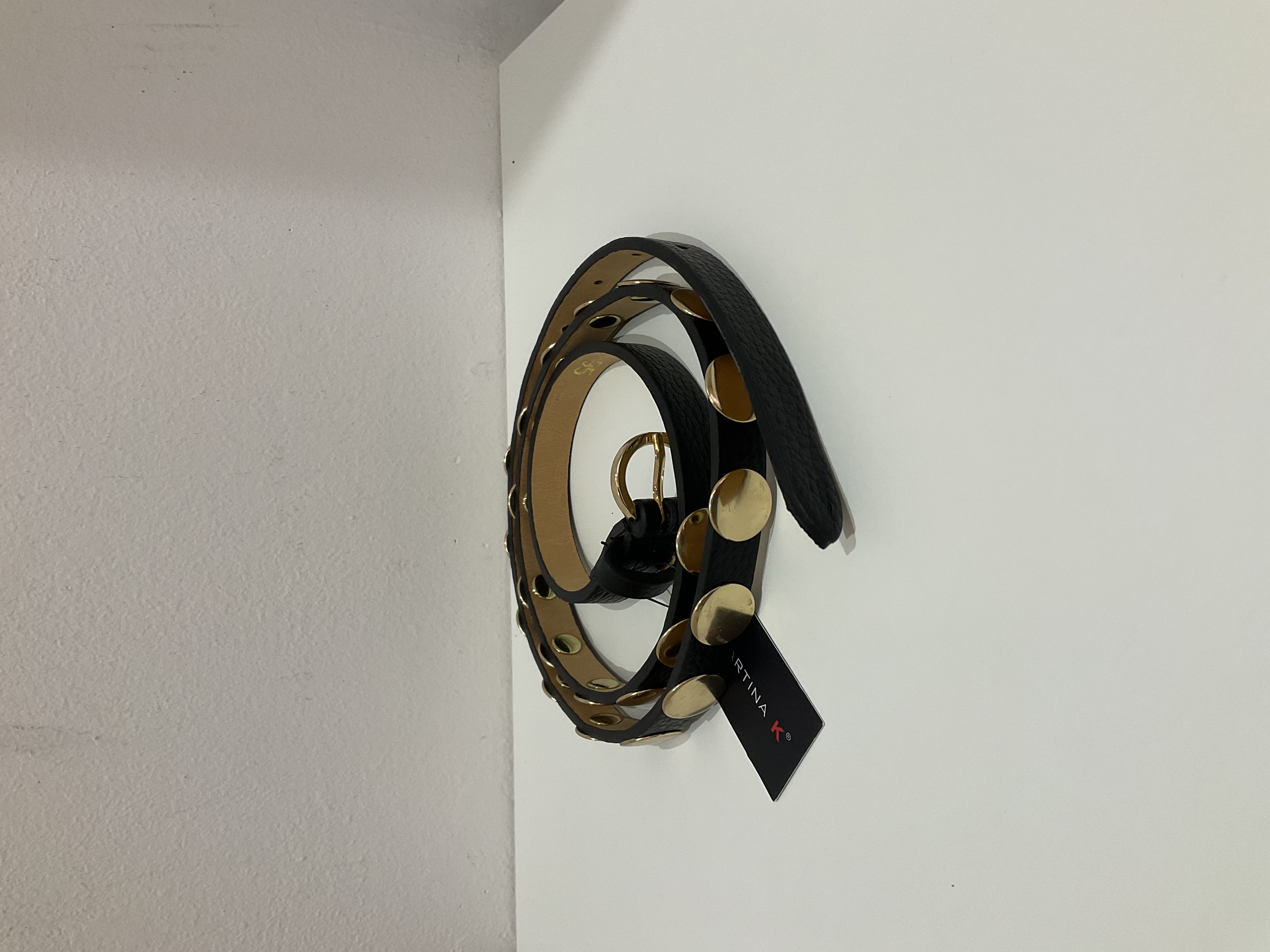 Cinturón de cuero con aros dorados