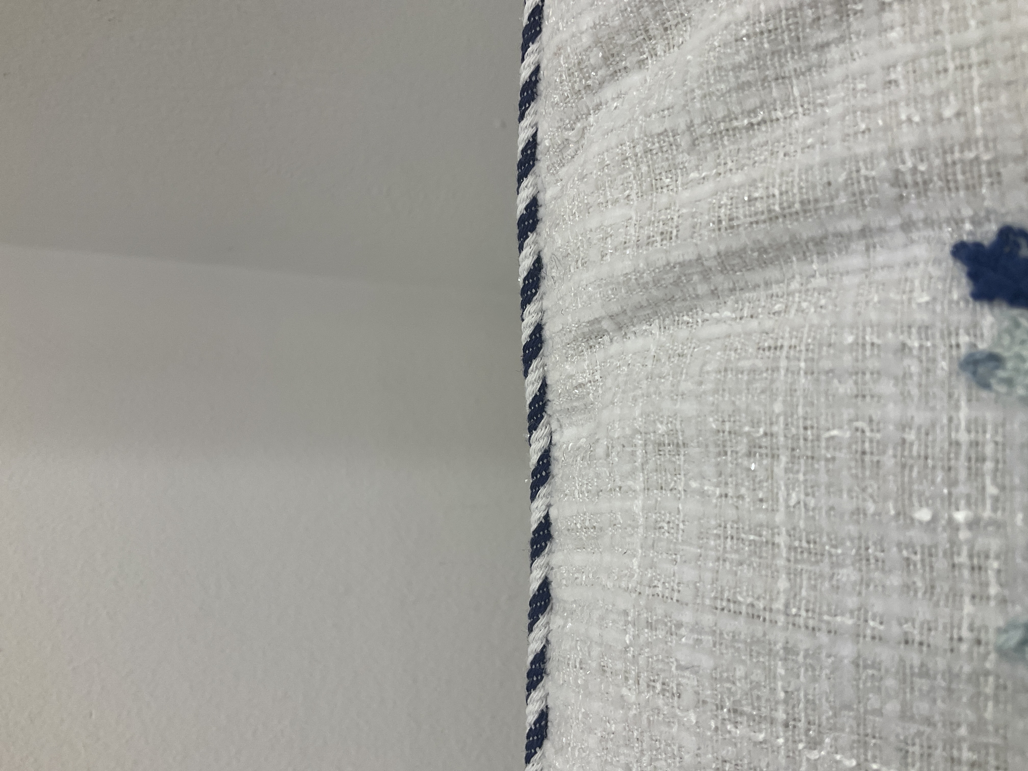 Cojín bordado floral