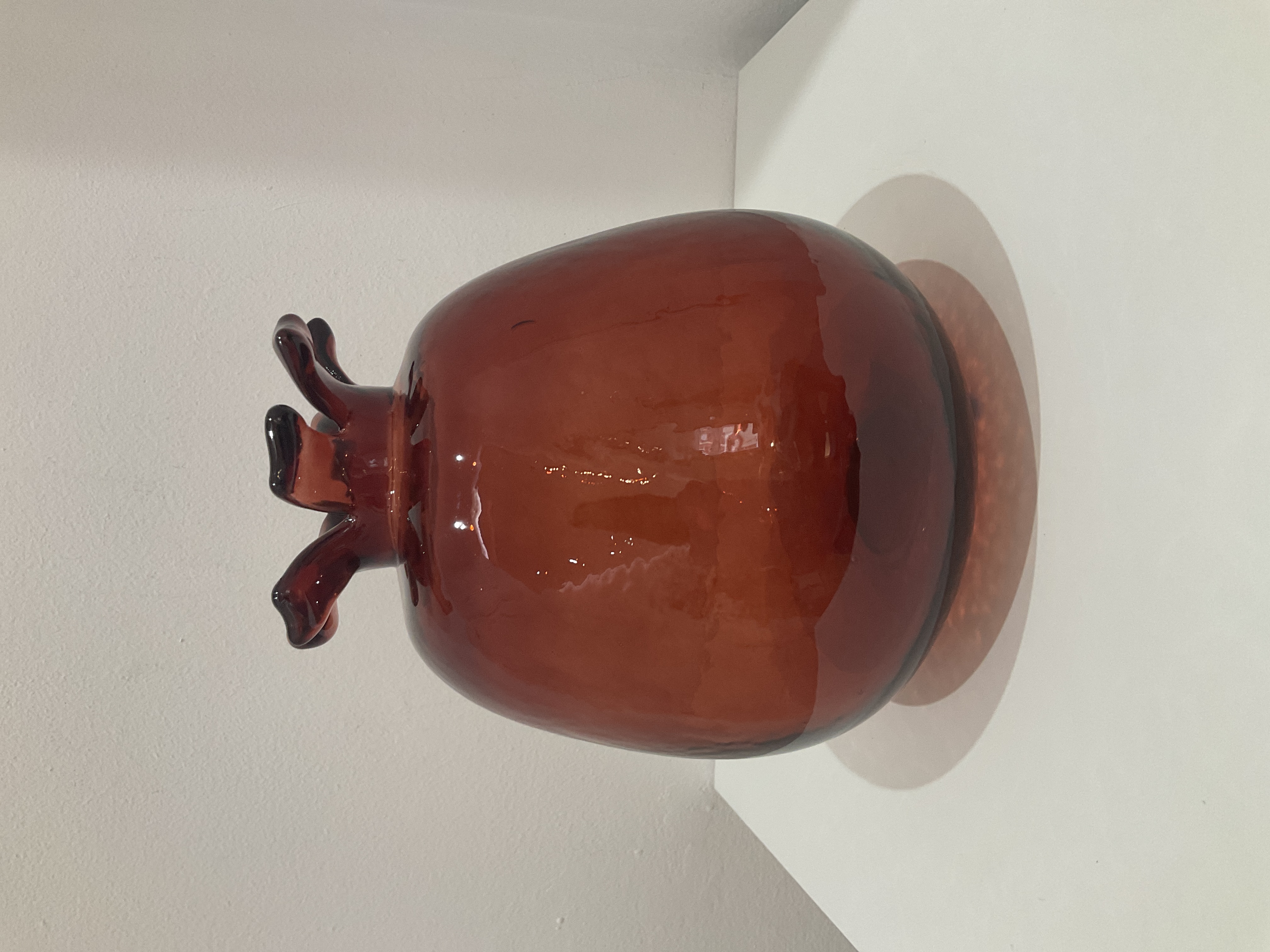 Jarrón de vidrio rojo