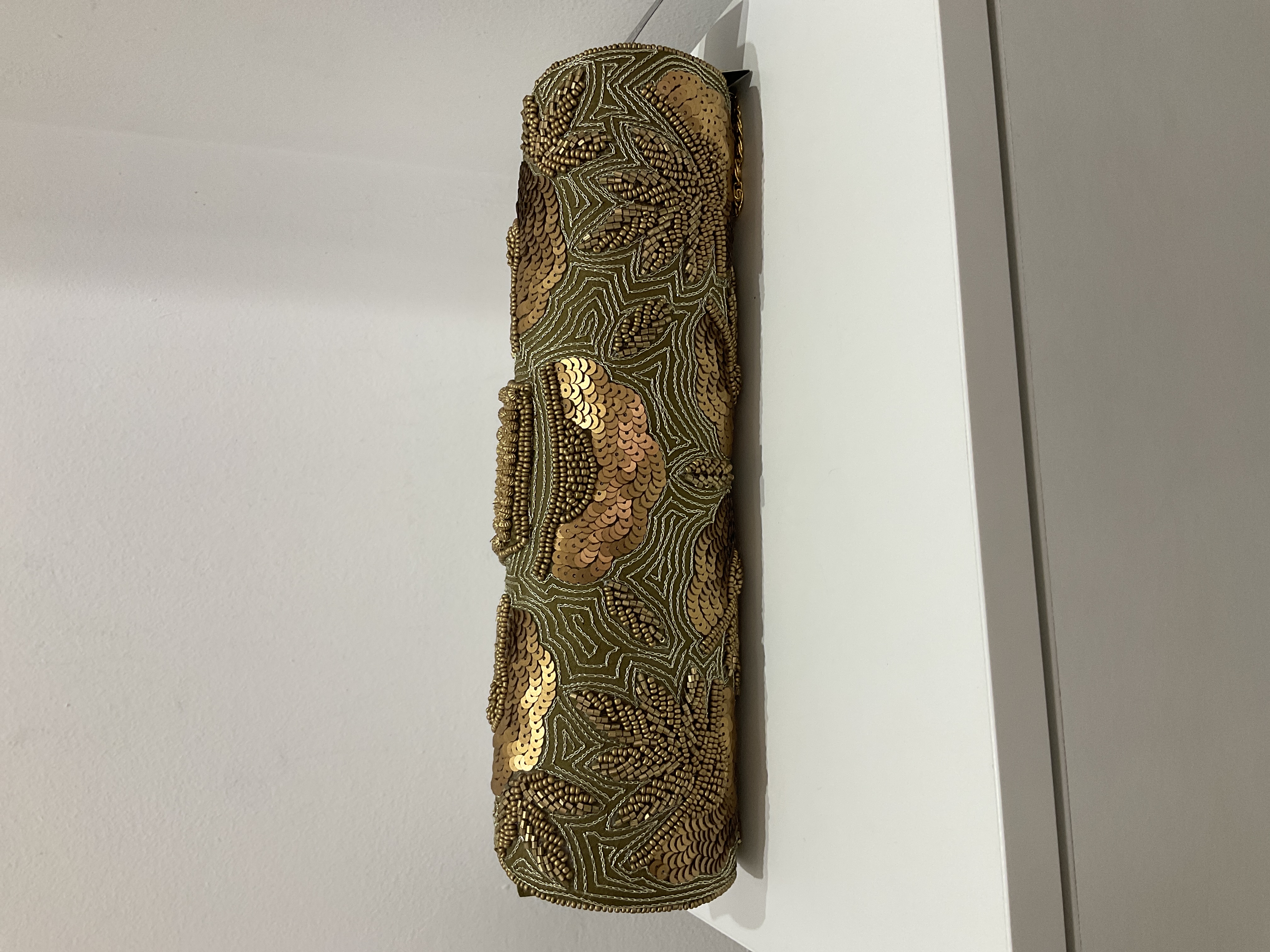 Bolso de mano bordado dorado