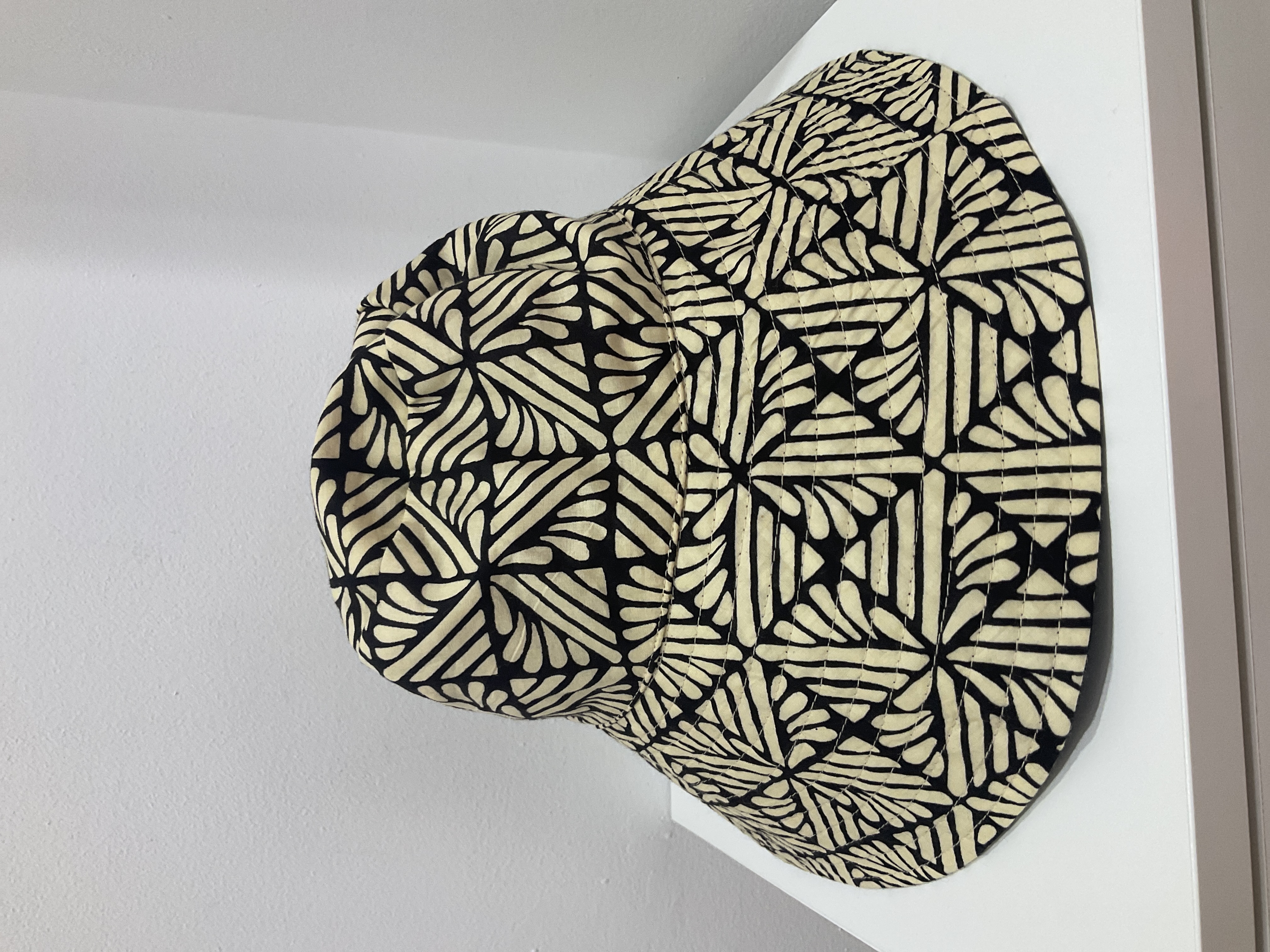 Sombrero de tela estampado