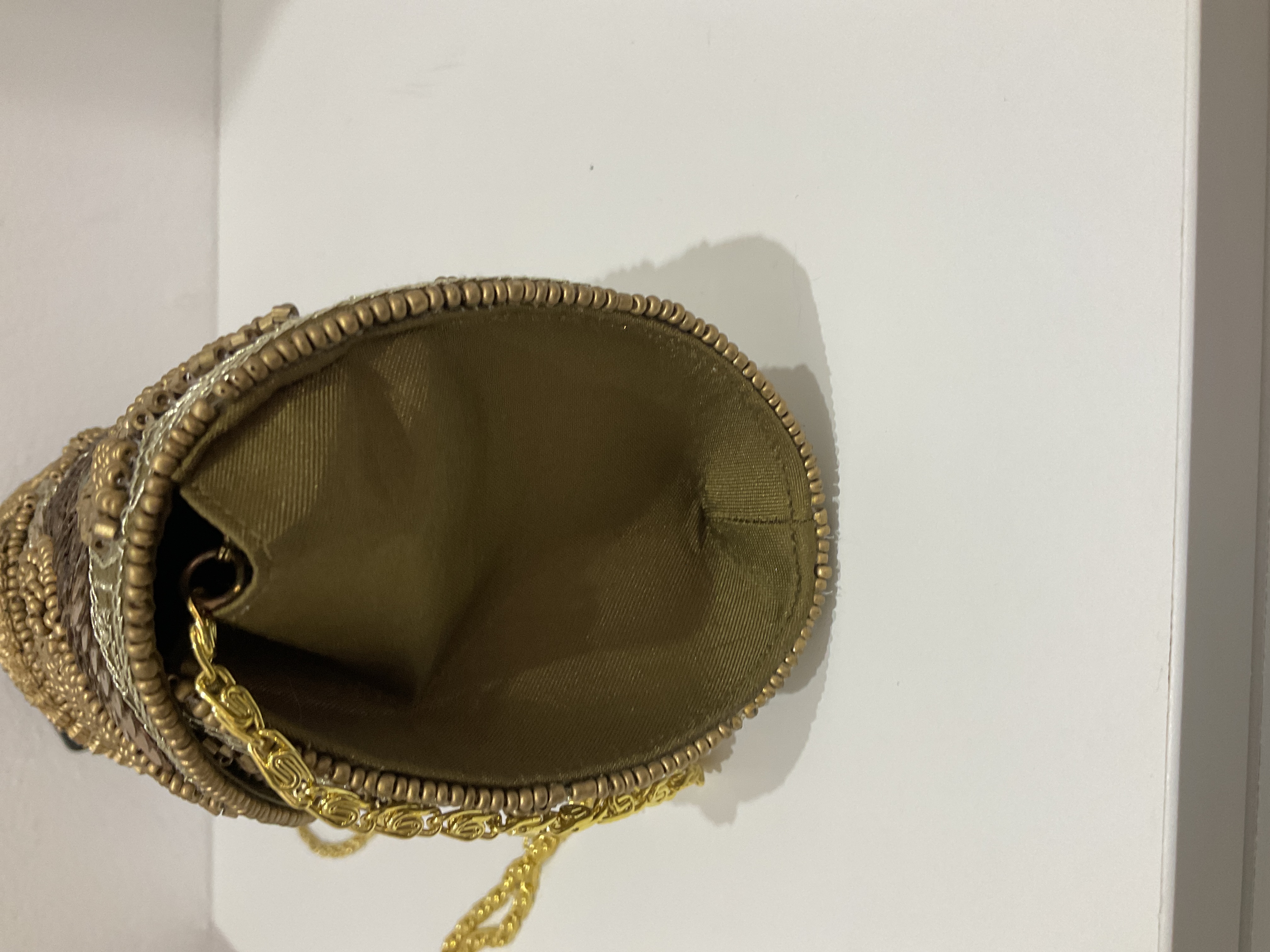 Bolso de mano bordado dorado