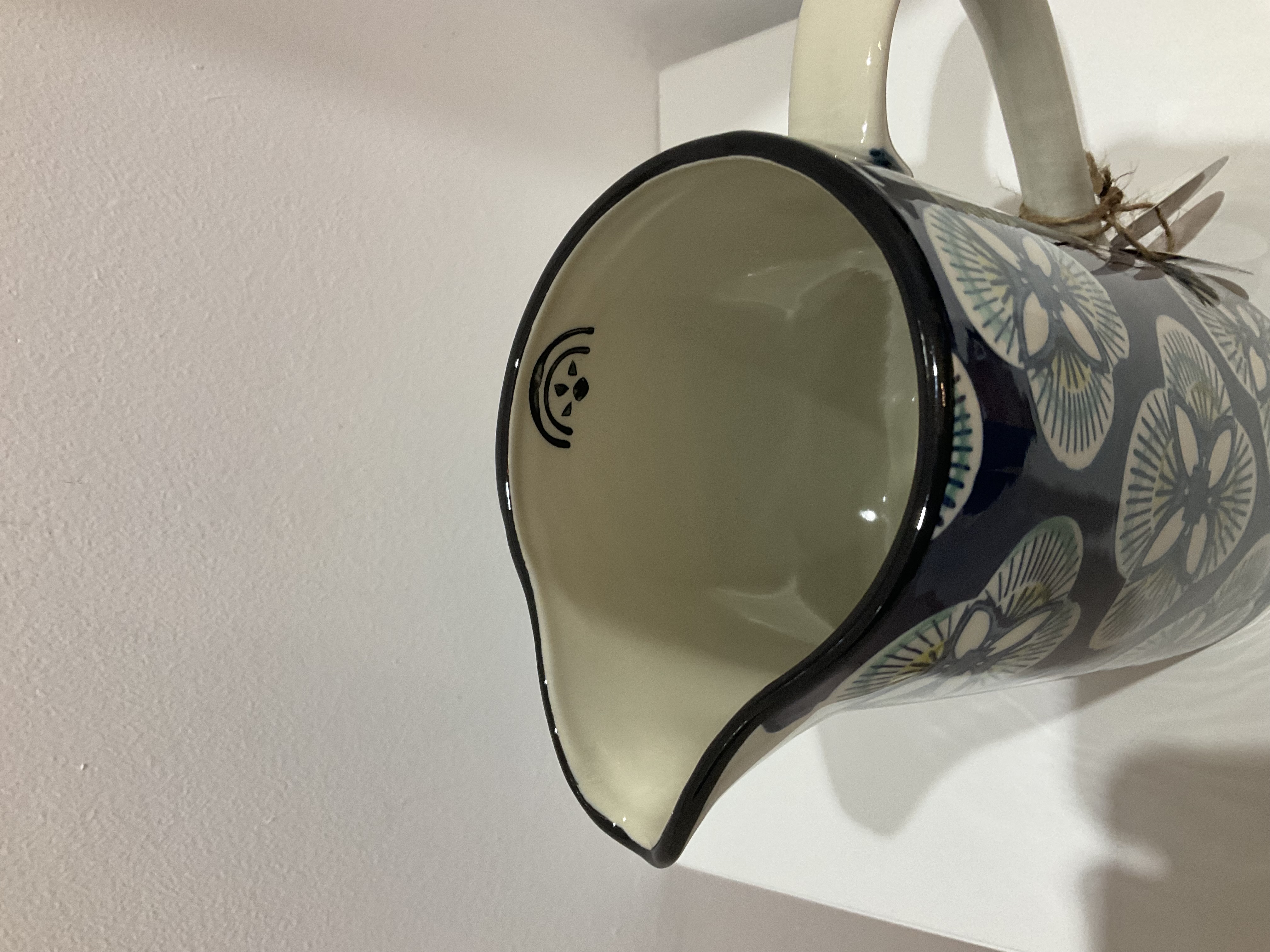 Jarra de cerámica floral