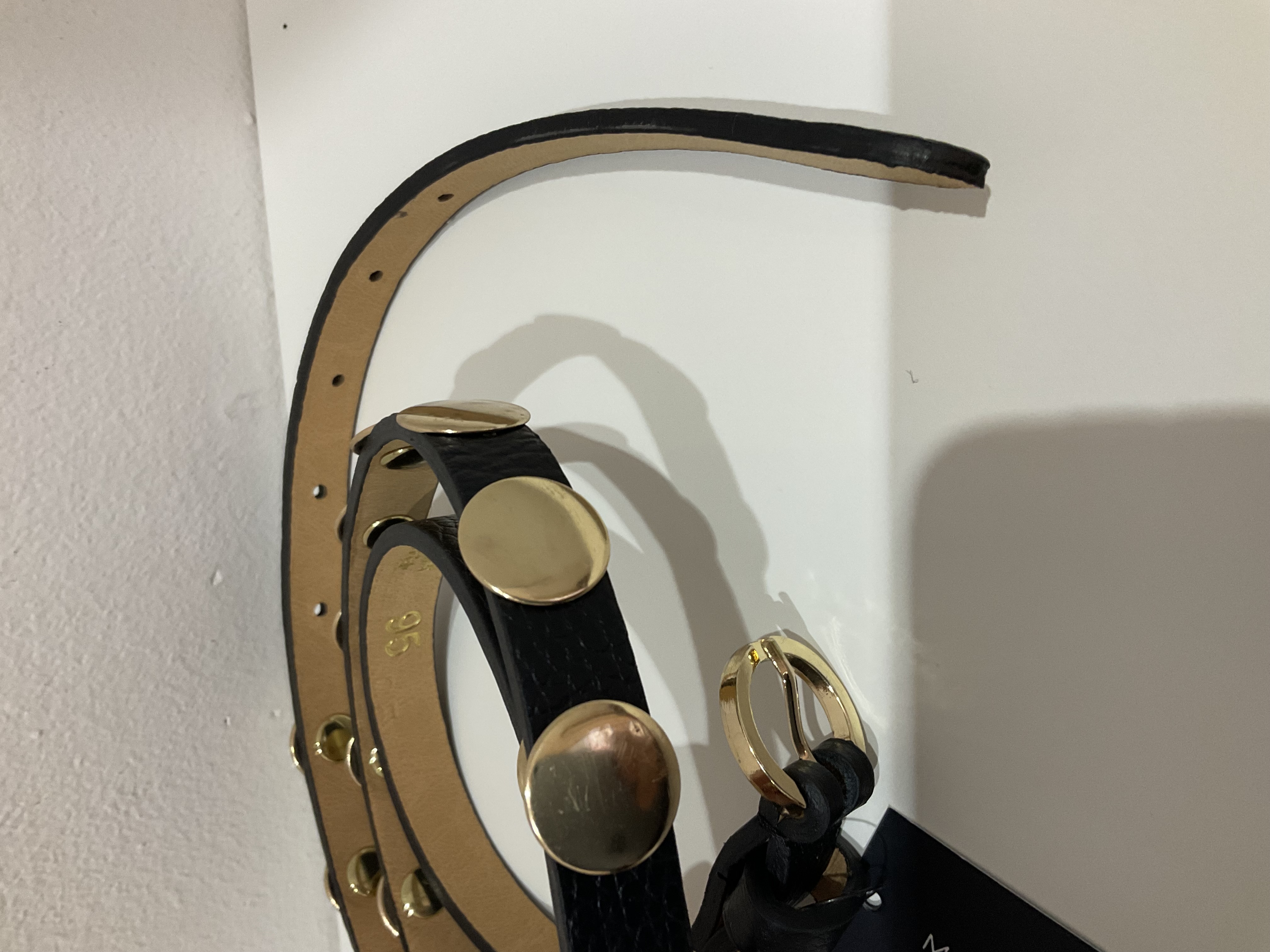 Cinturón de cuero con aros dorados