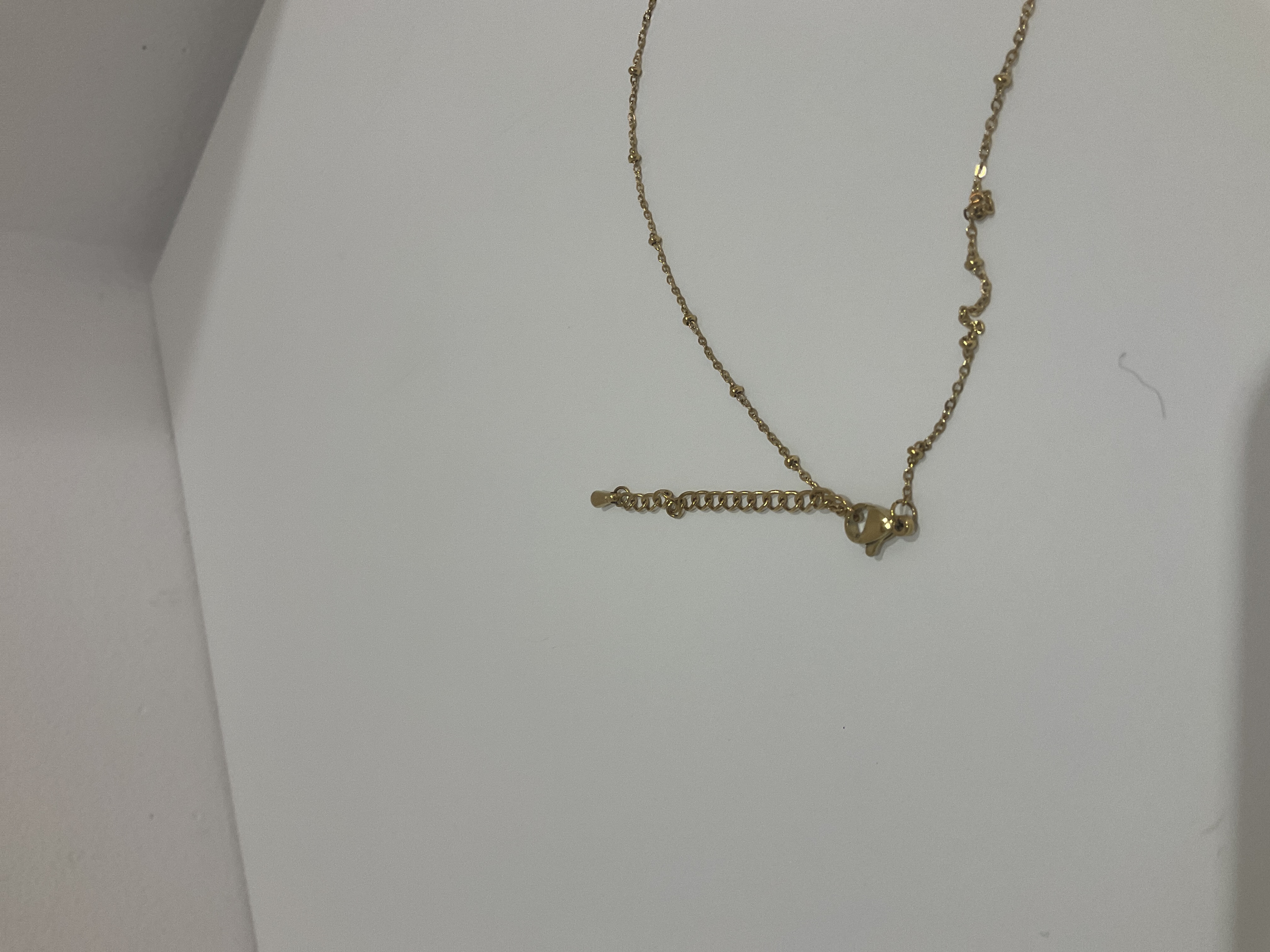 Collar dorado con colgantes 