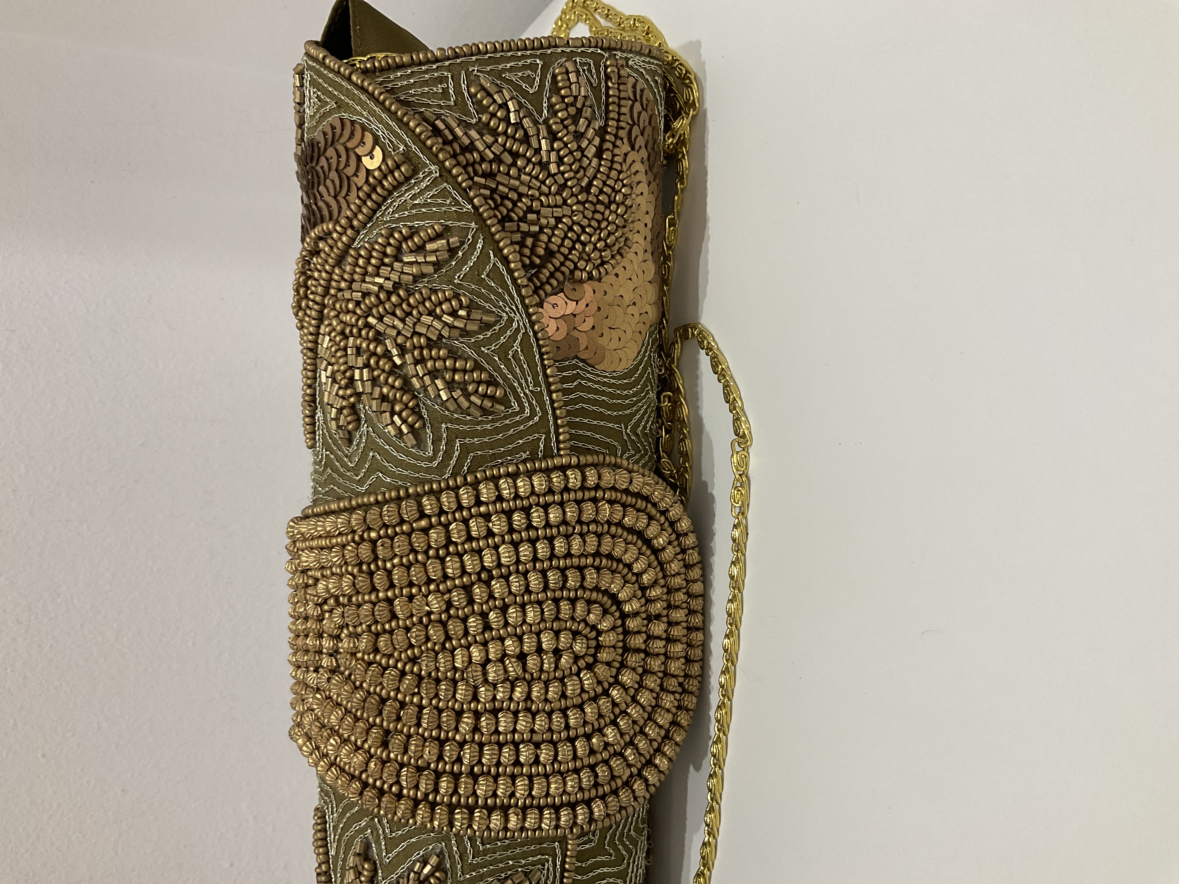 Bolso de mano bordado dorado