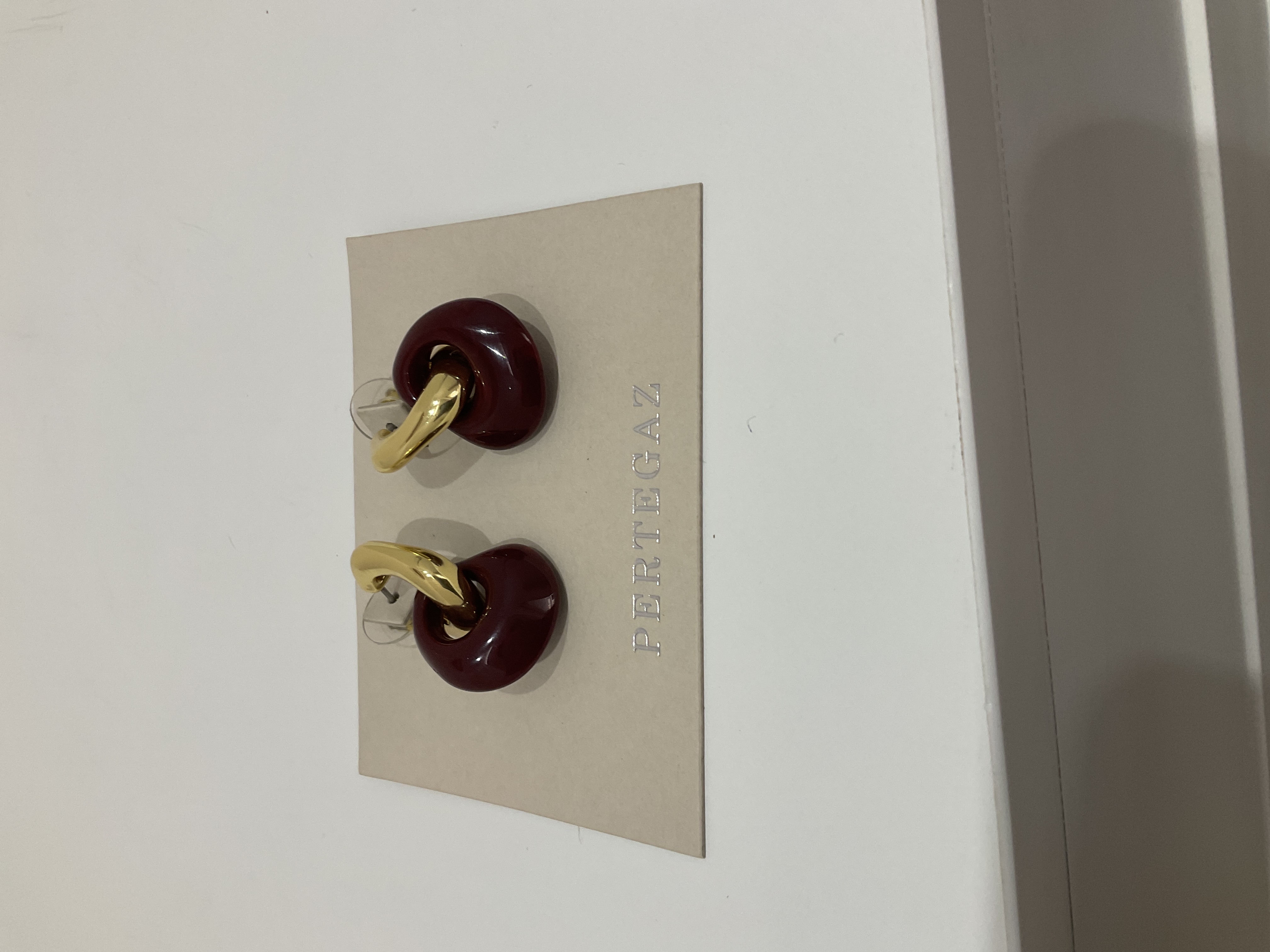 Pendientes de aro dorado y resina granate