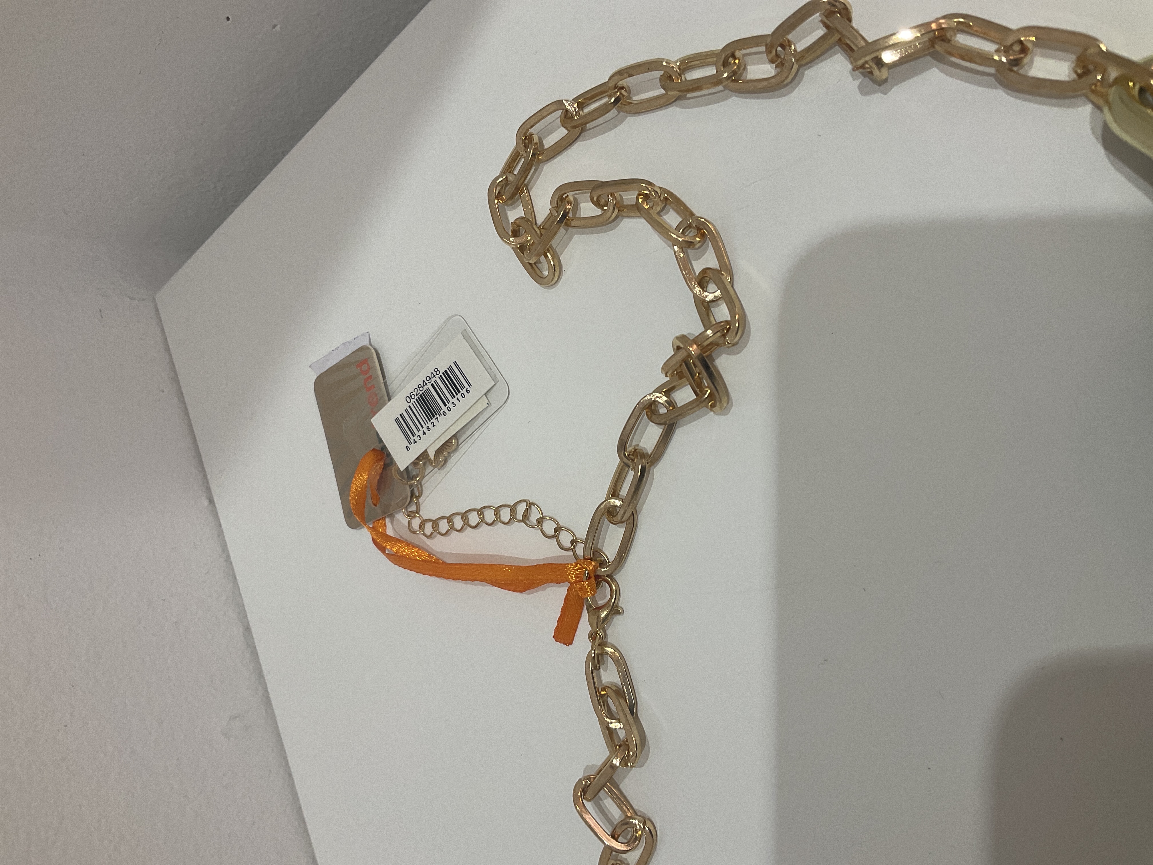 Collar dorado con eslabones