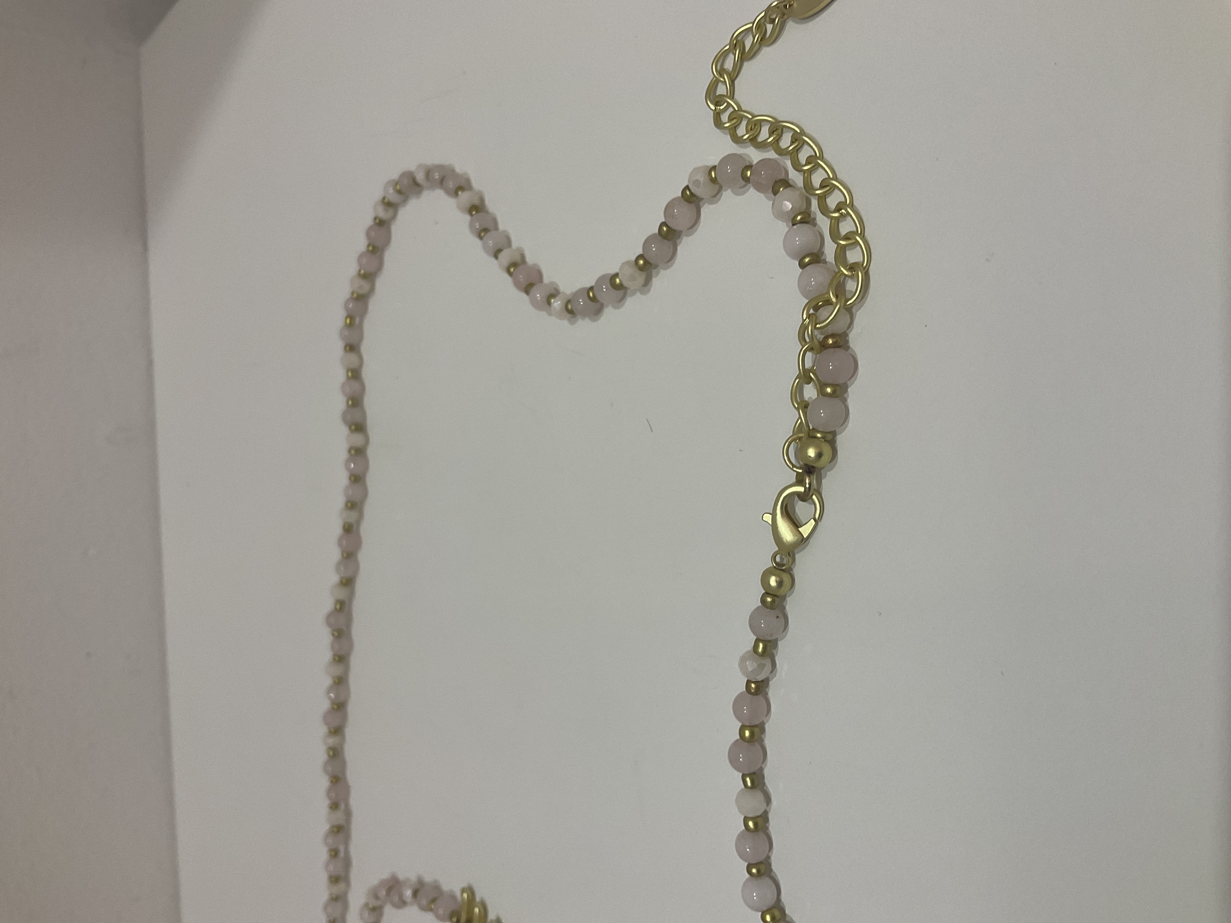 Collar dorado elegante