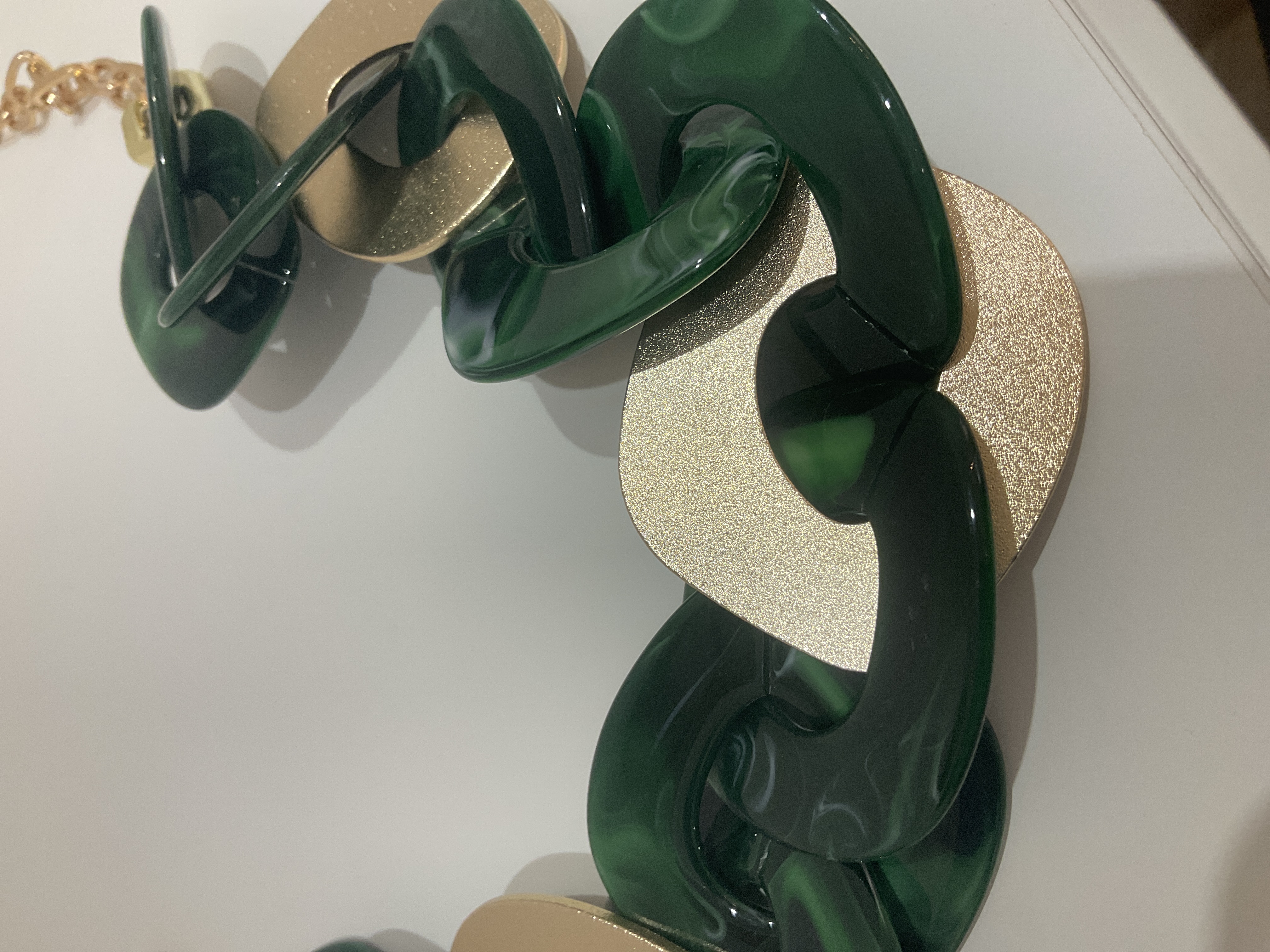 Collar dorado con eslabones