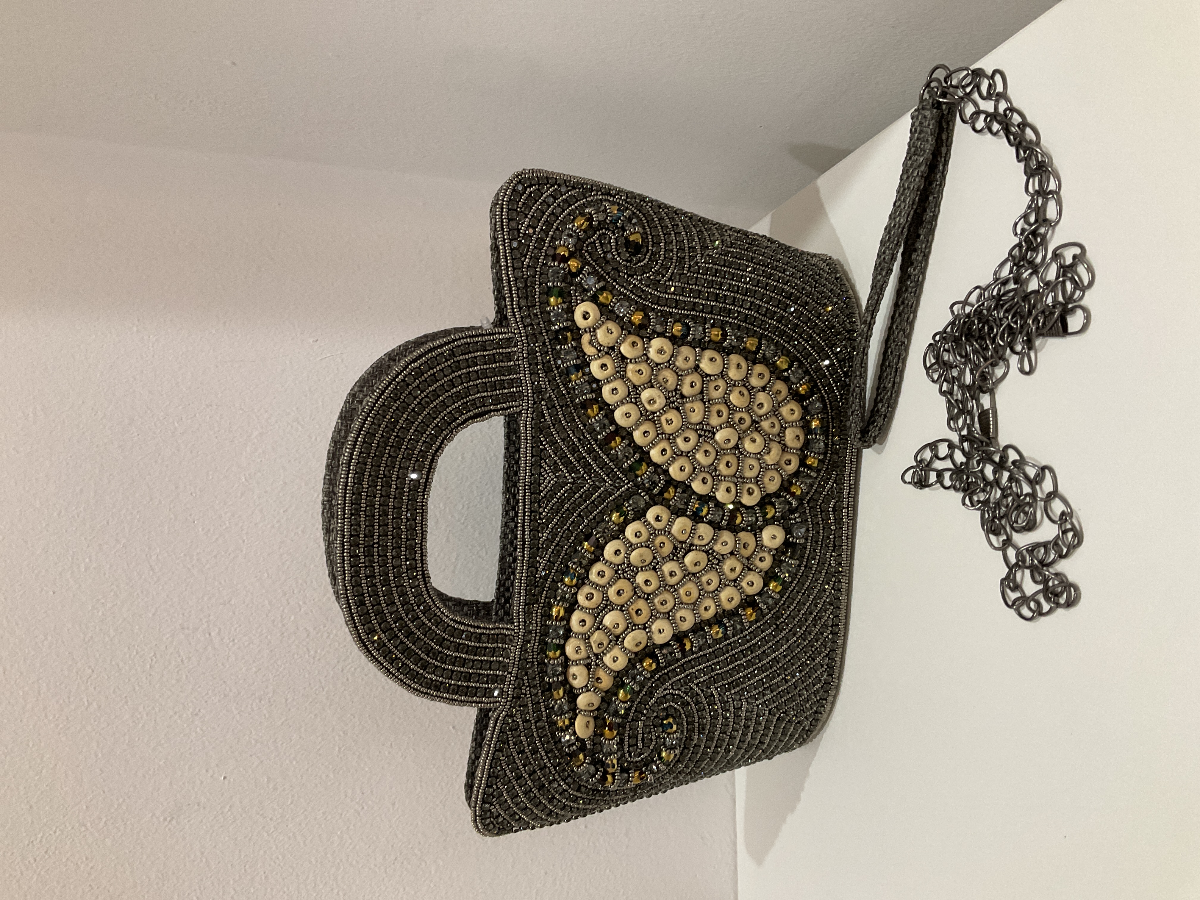 Bolso de mano artesanal con abalorios