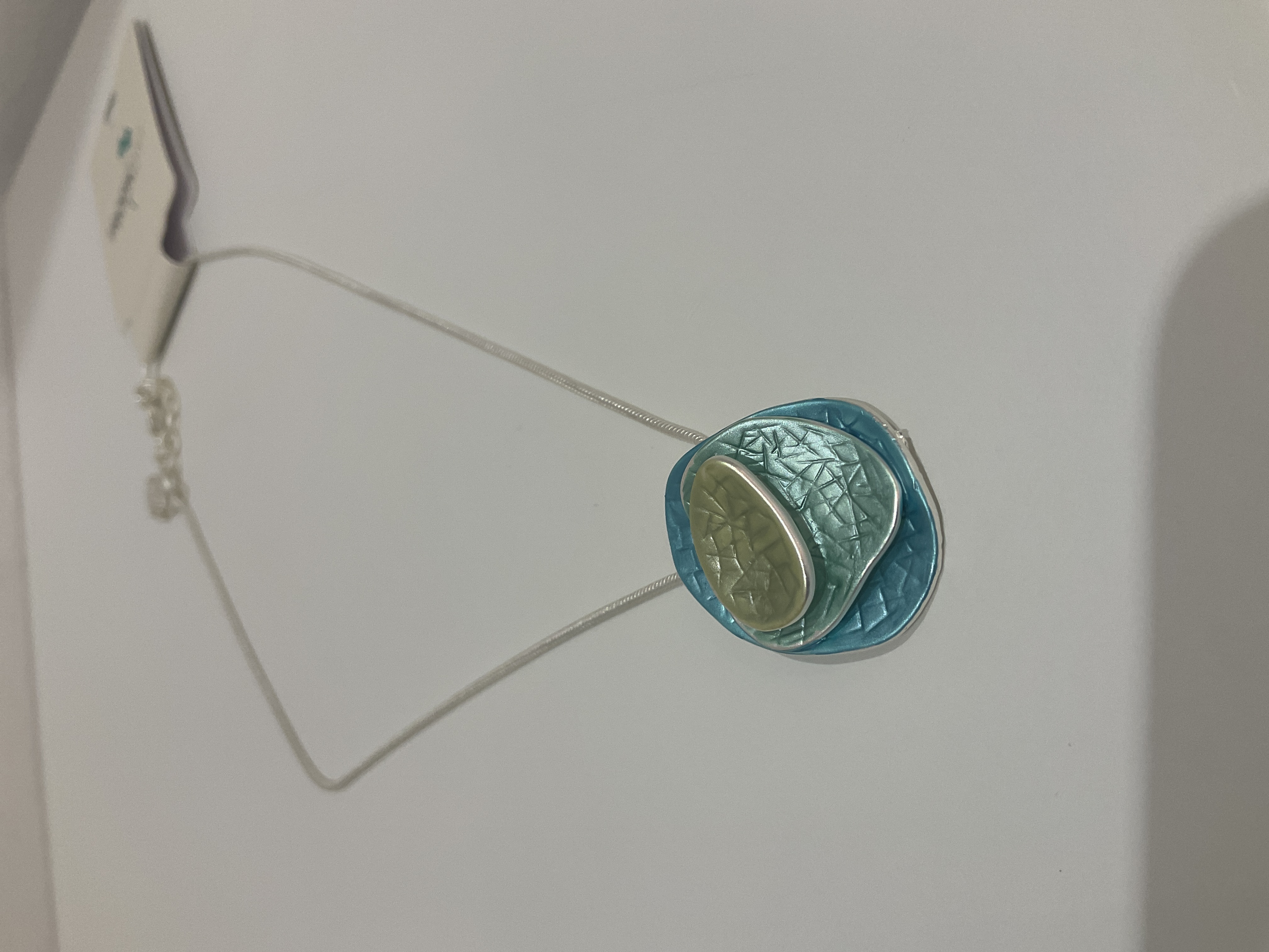 Collar con colgante de madreperla