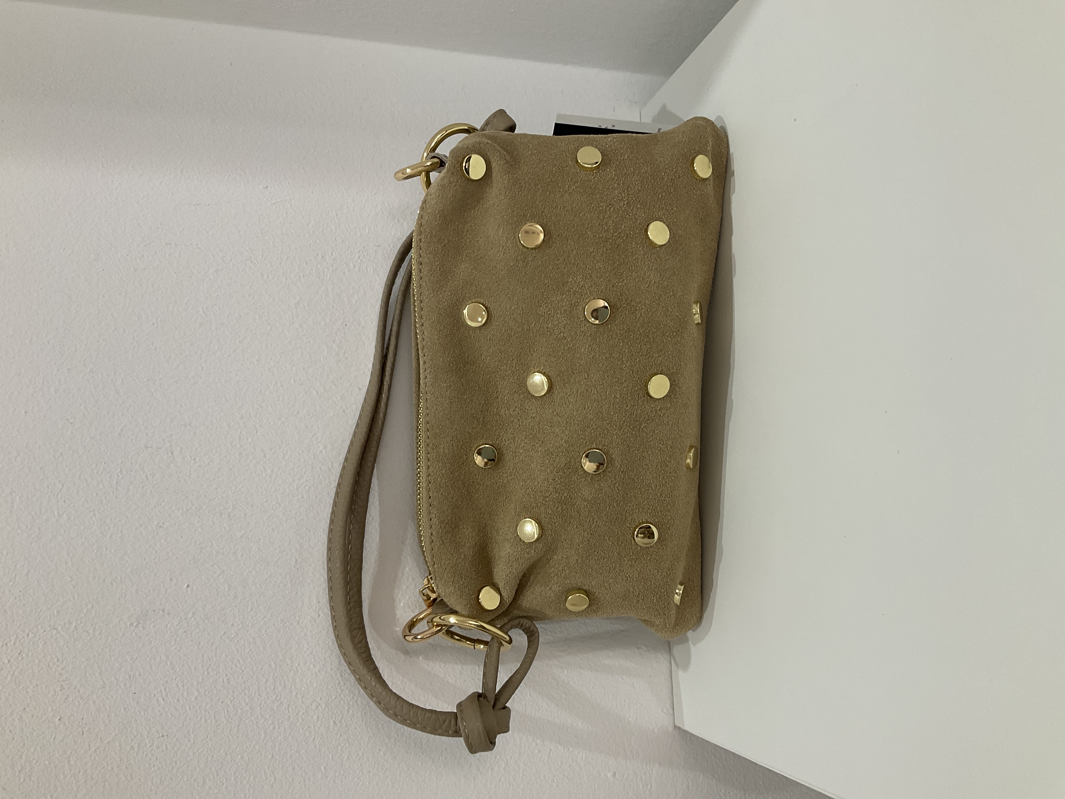 Bolso de mano beige con tachuelas
