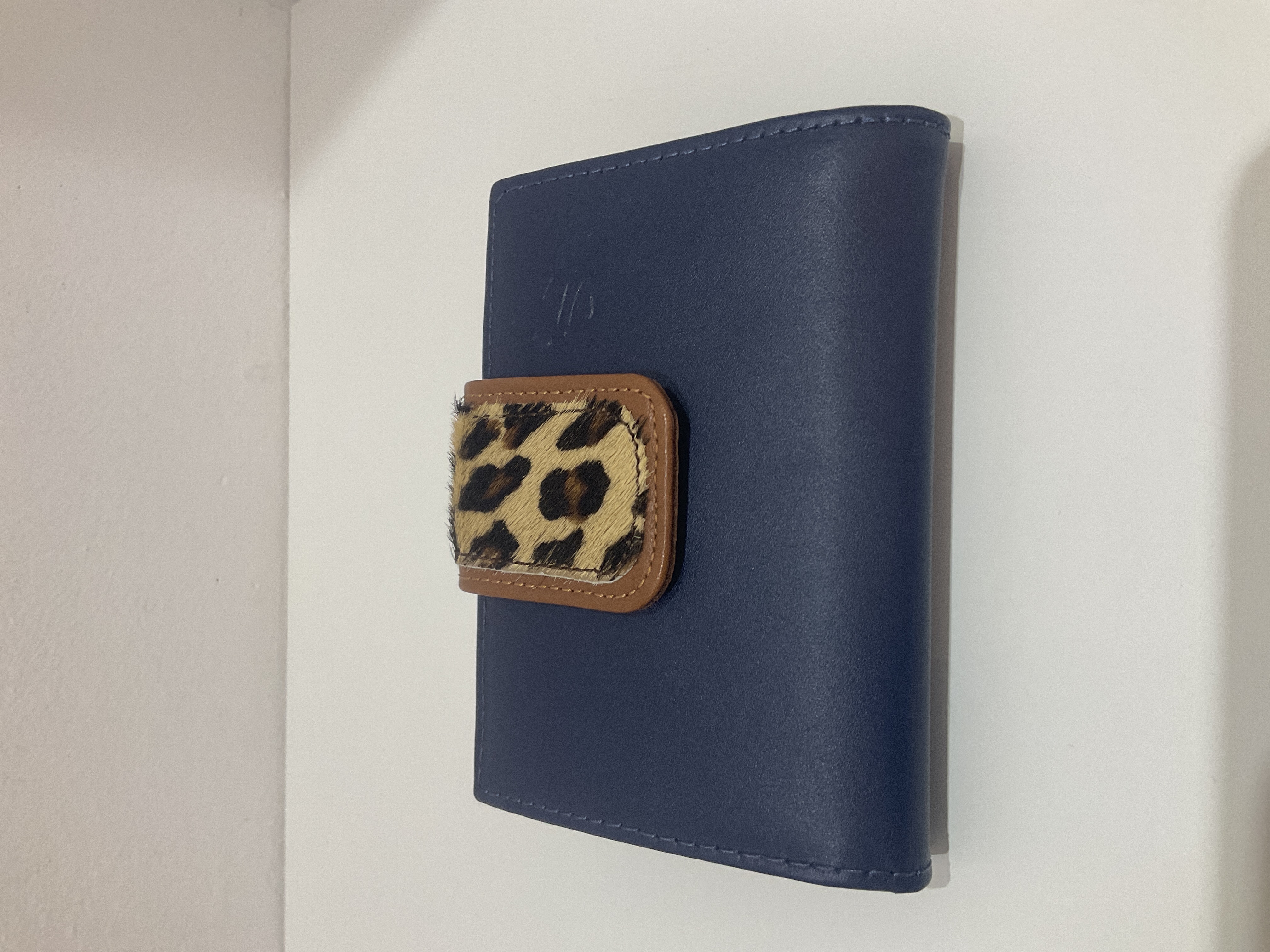 Cartera  de piel azul con cierre animal print
