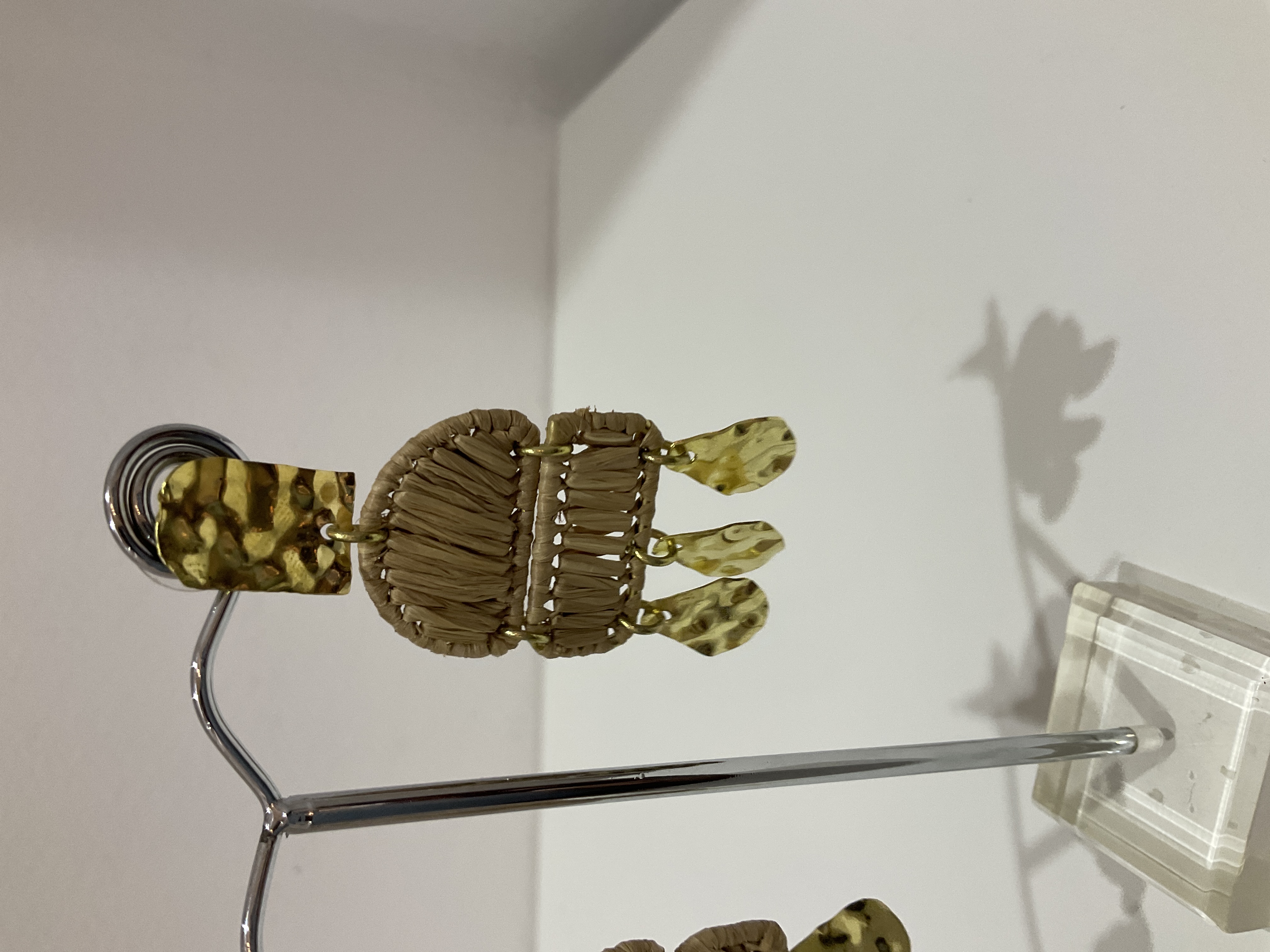 Pendiente rafia y metal 