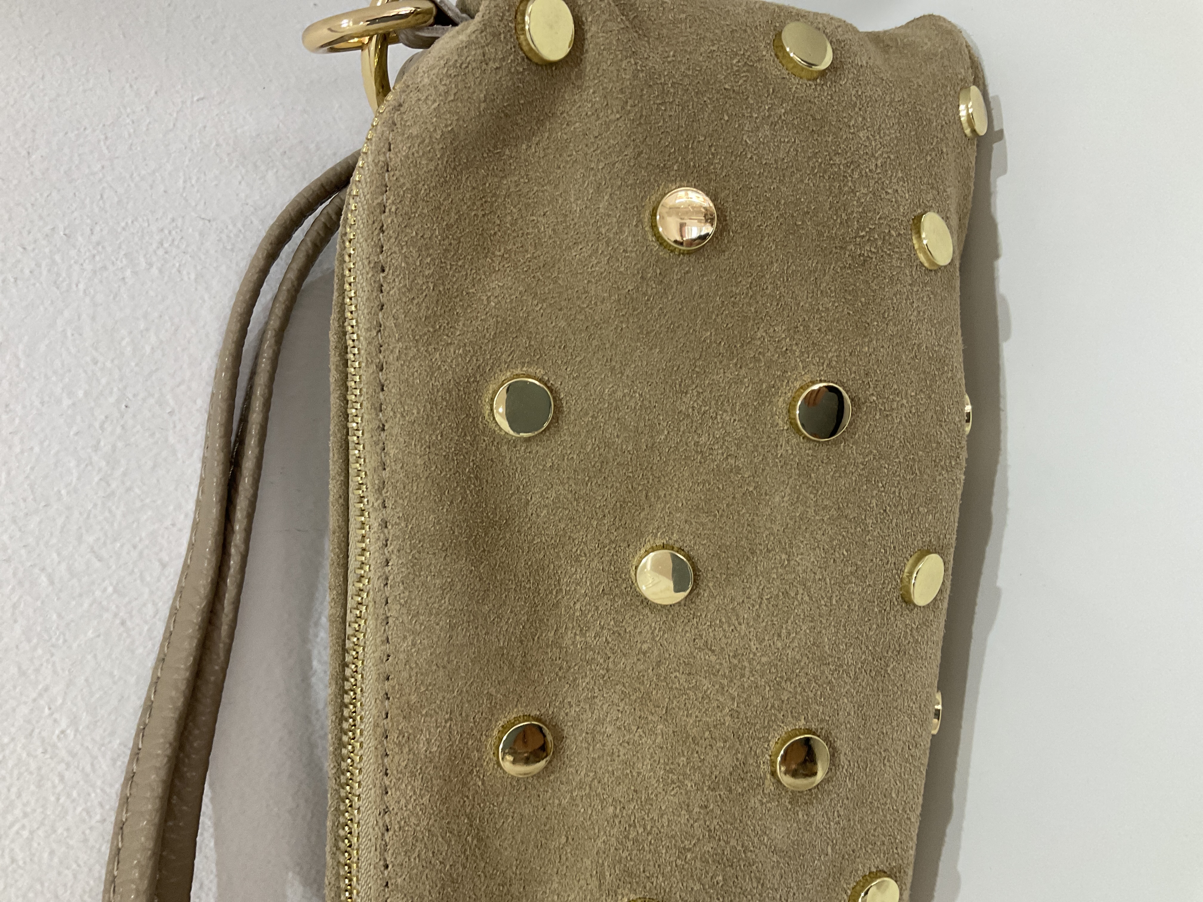 Bolso de mano beige con tachuelas