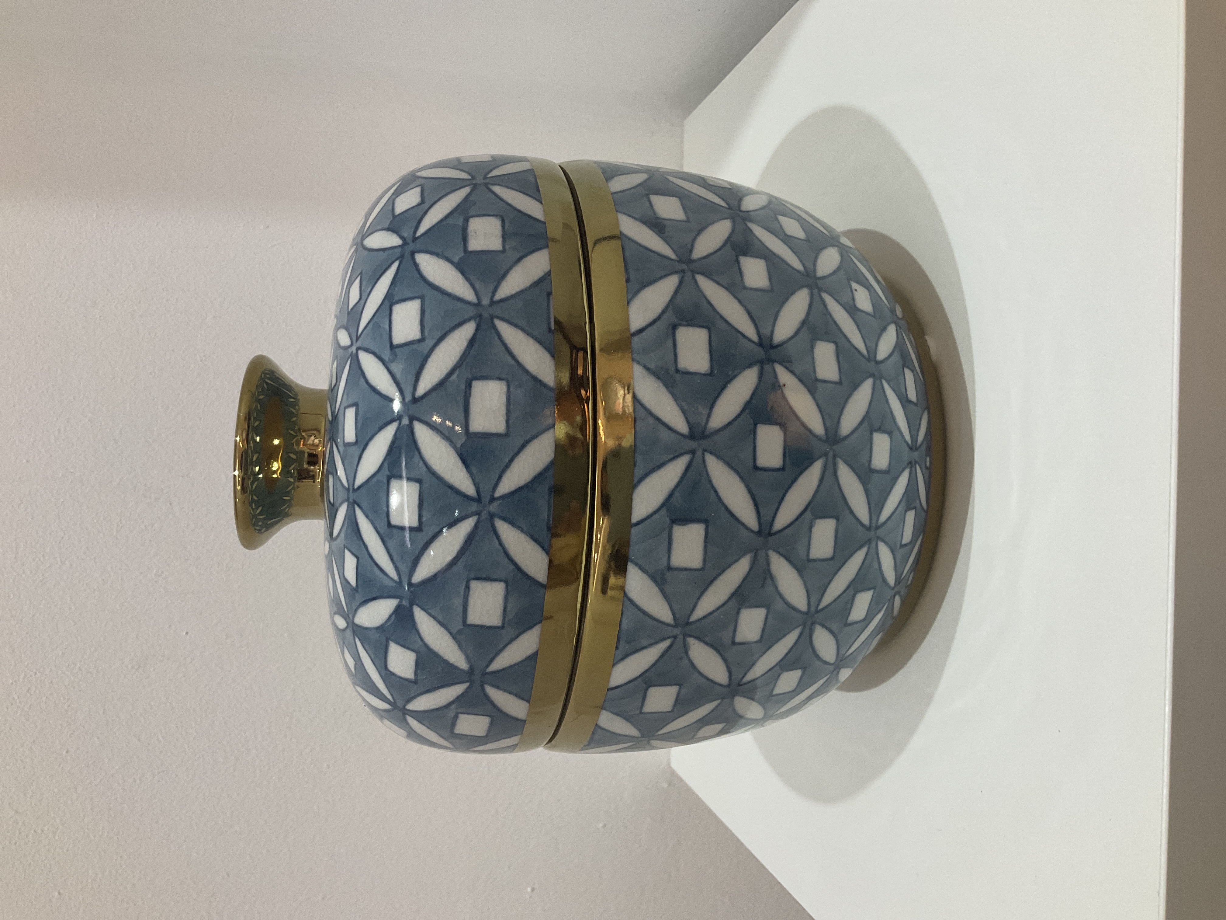 tobor de cerámica azul con tapa