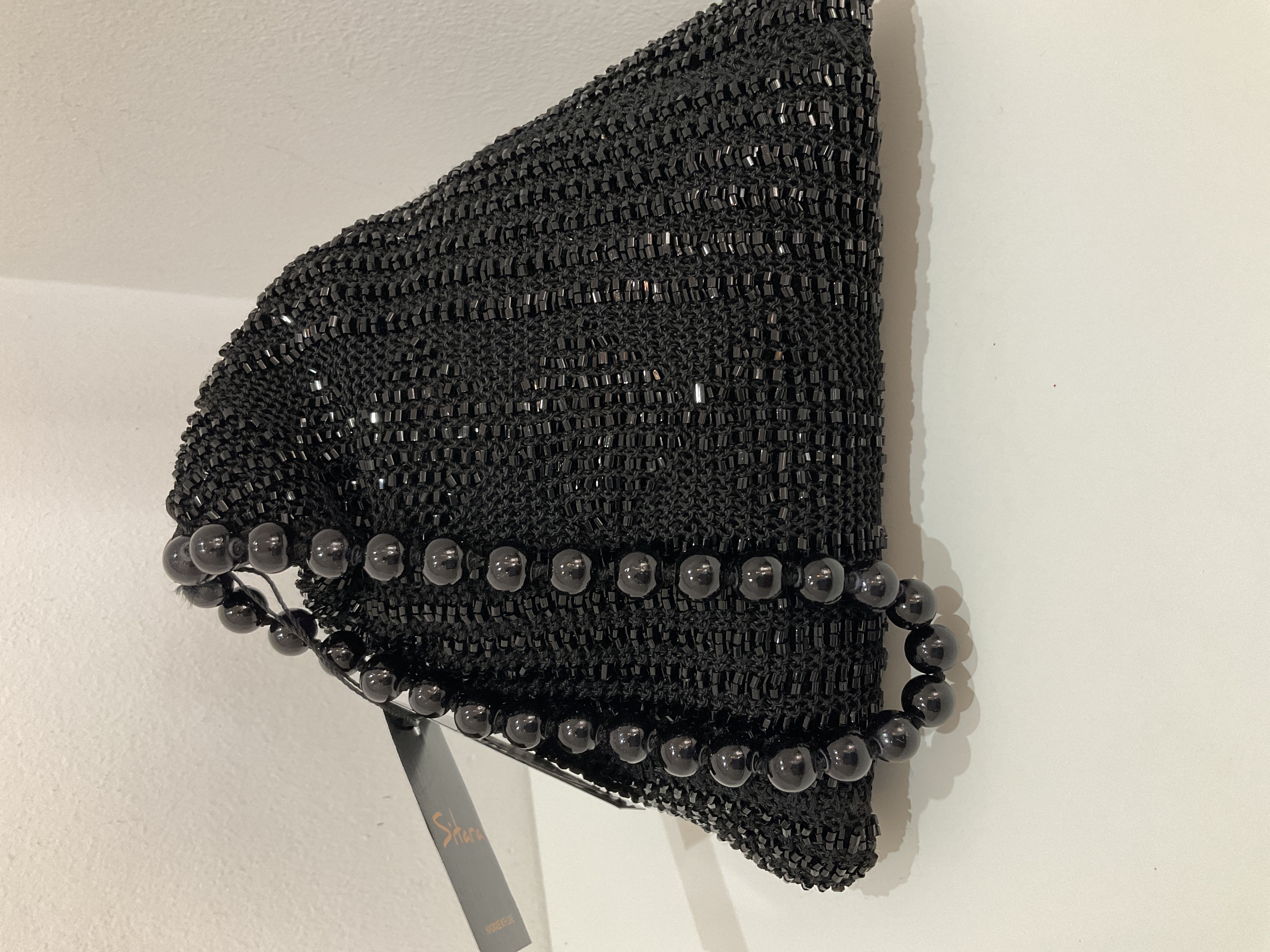 Bolso de mano negro de cuentas