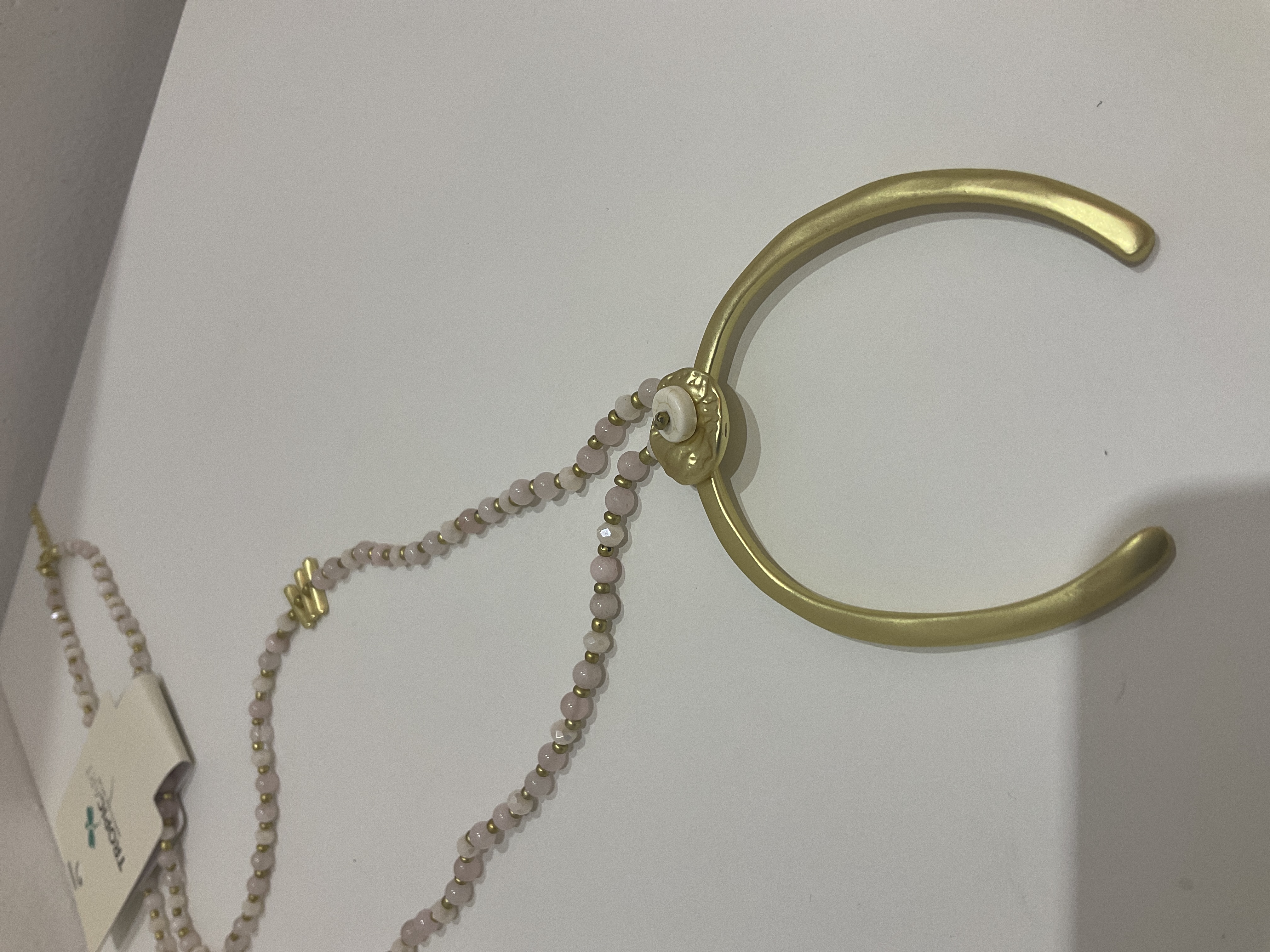 Collar dorado elegante