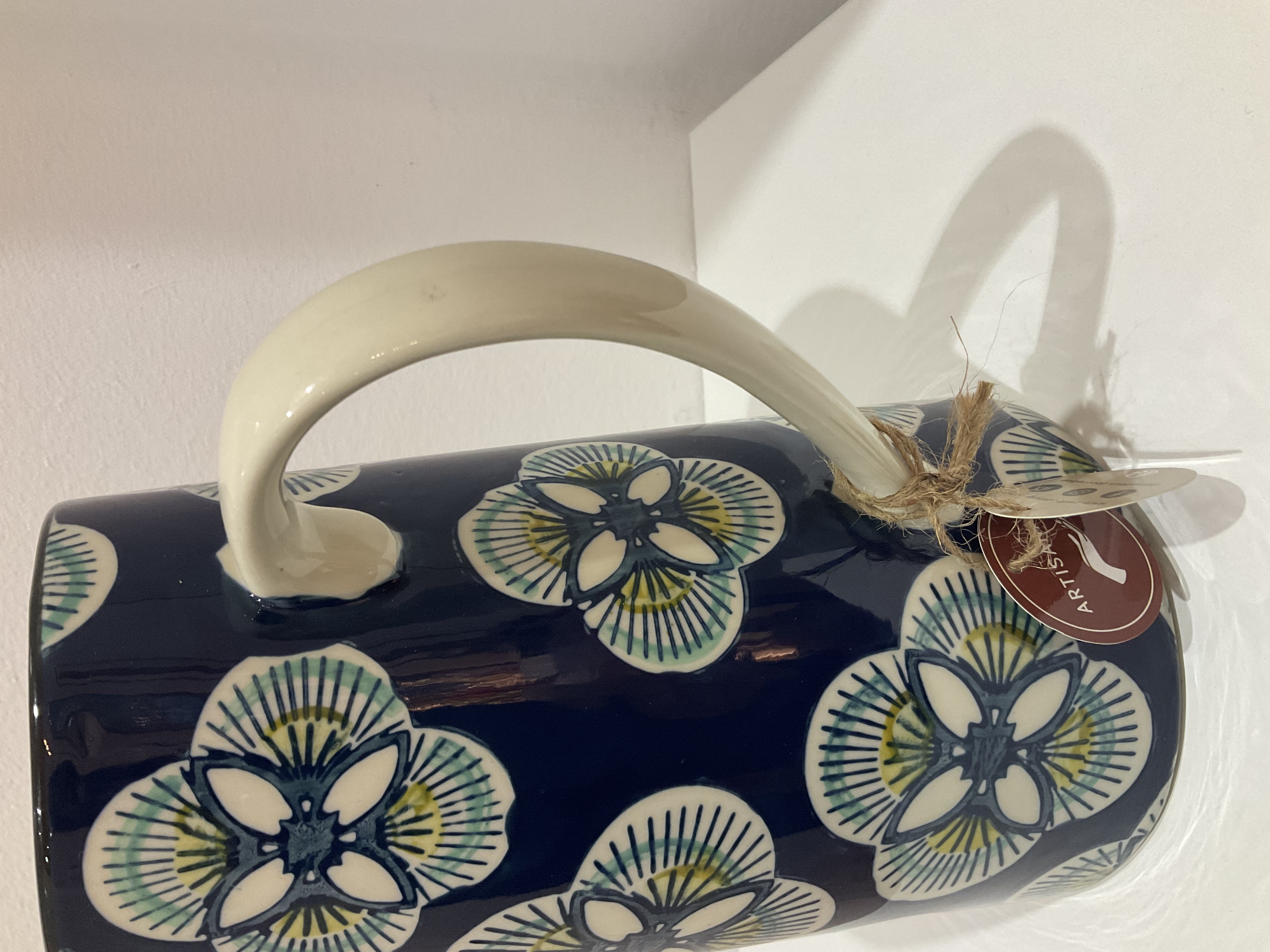 Jarra de cerámica floral