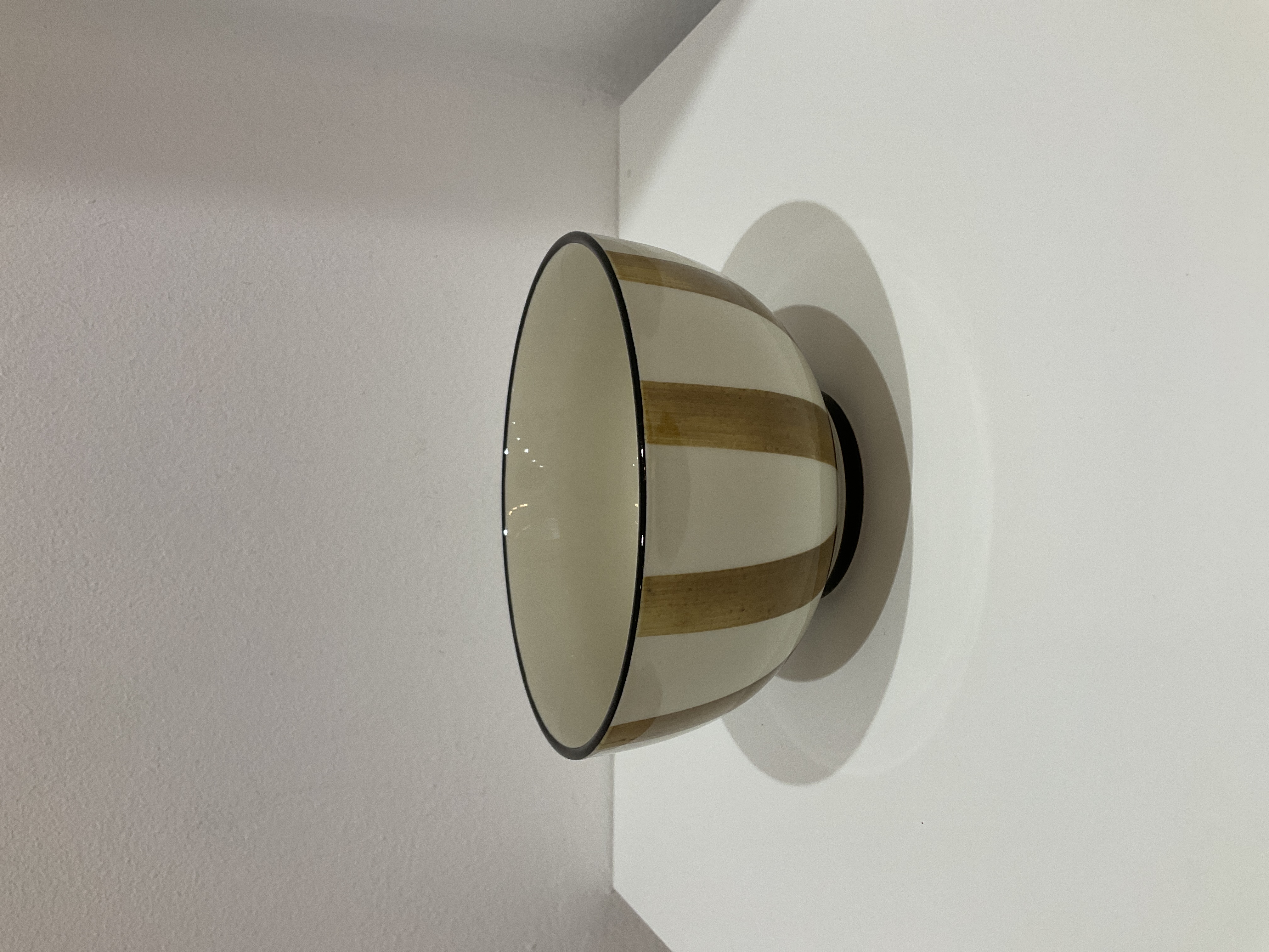 Tazón de cerámica rayado