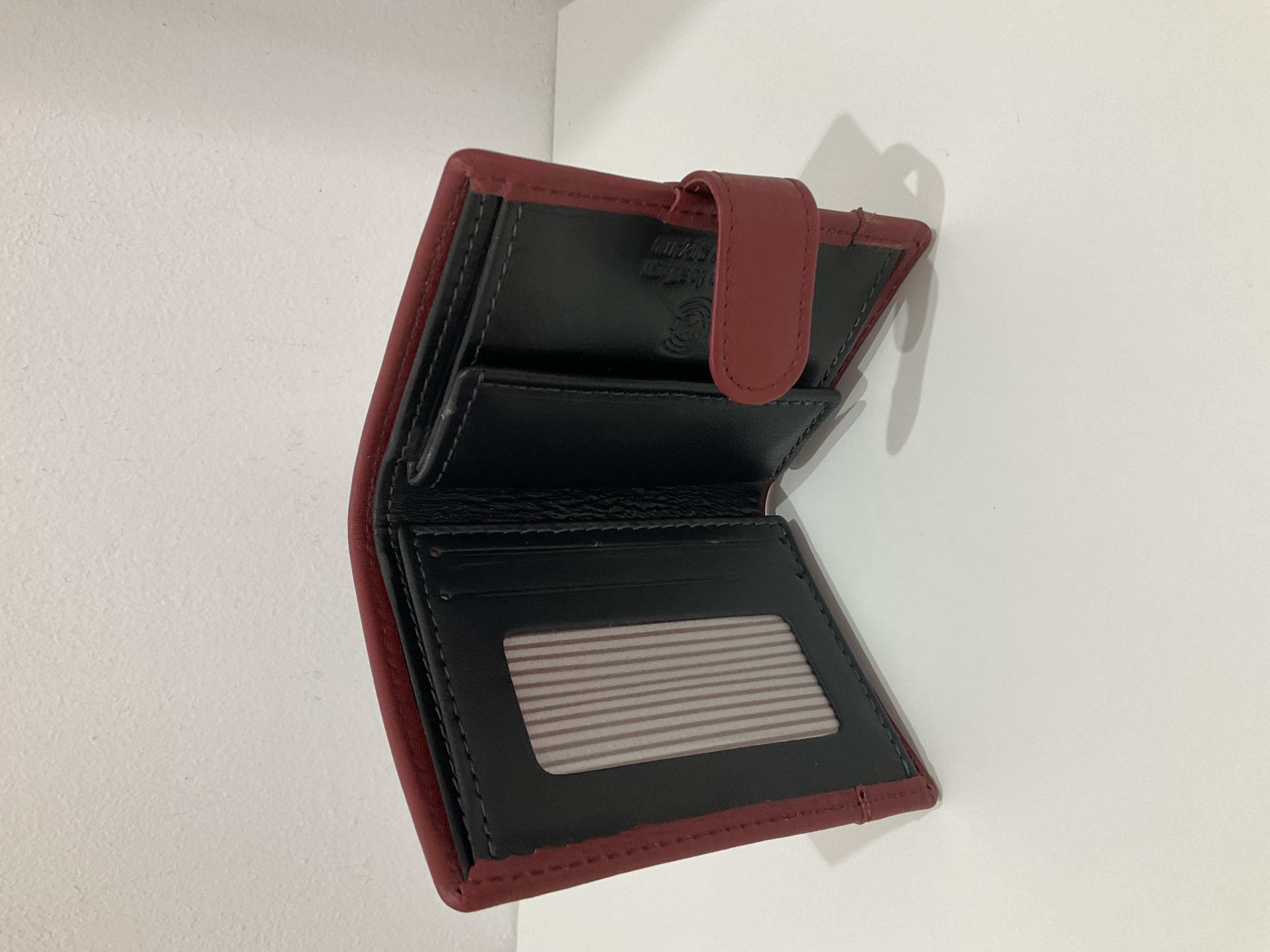 Cartera de piel roja