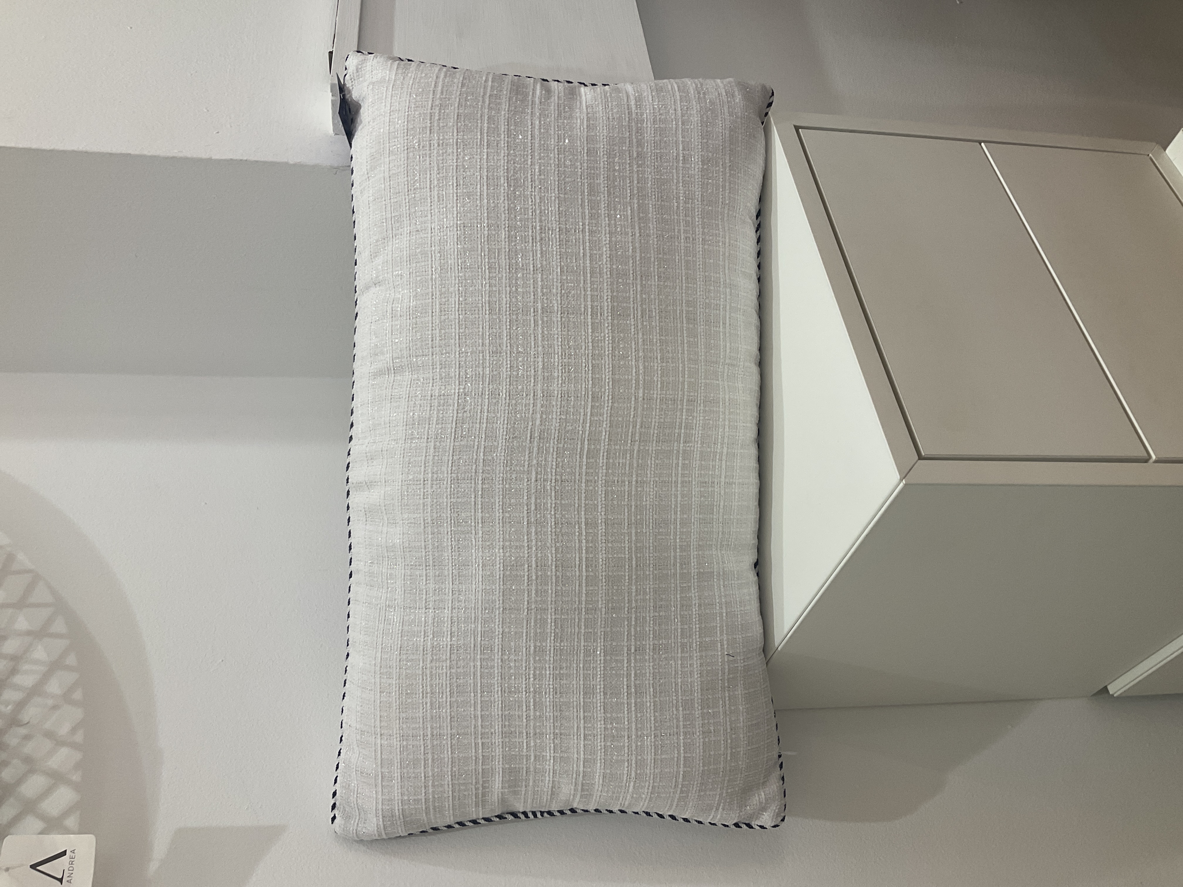 Cojín bordado floral