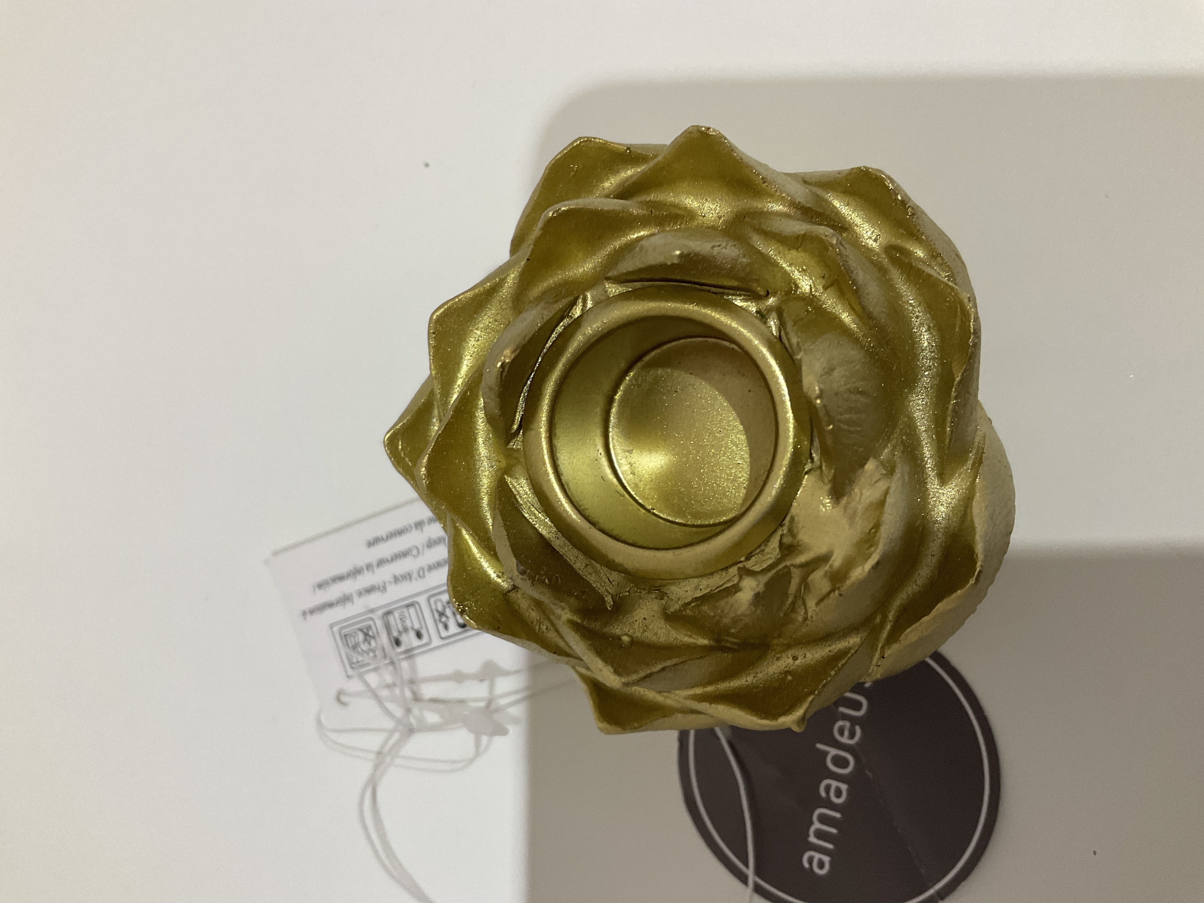 Portavelas dorado en forma de flor