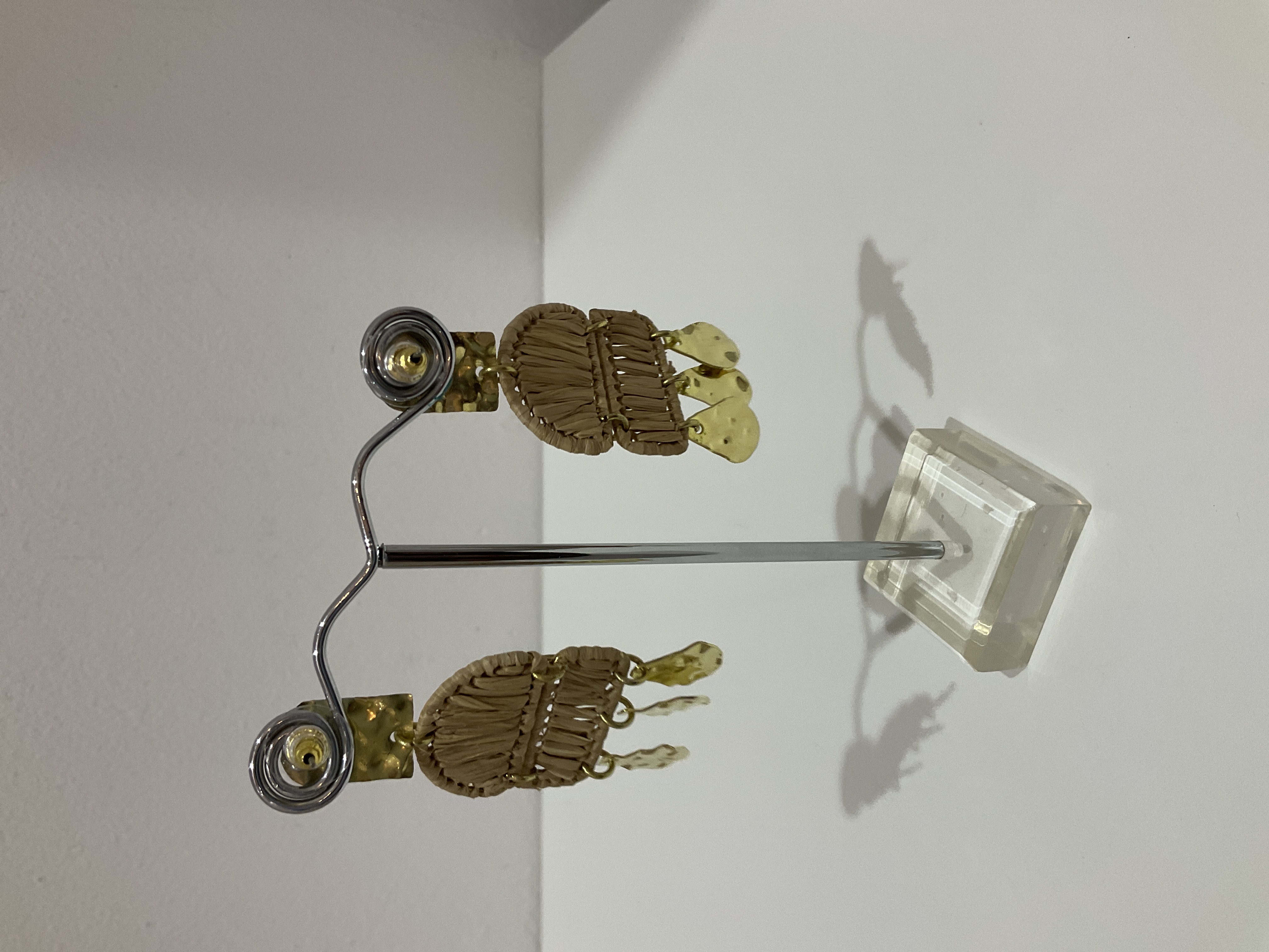 Pendiente rafia y metal 