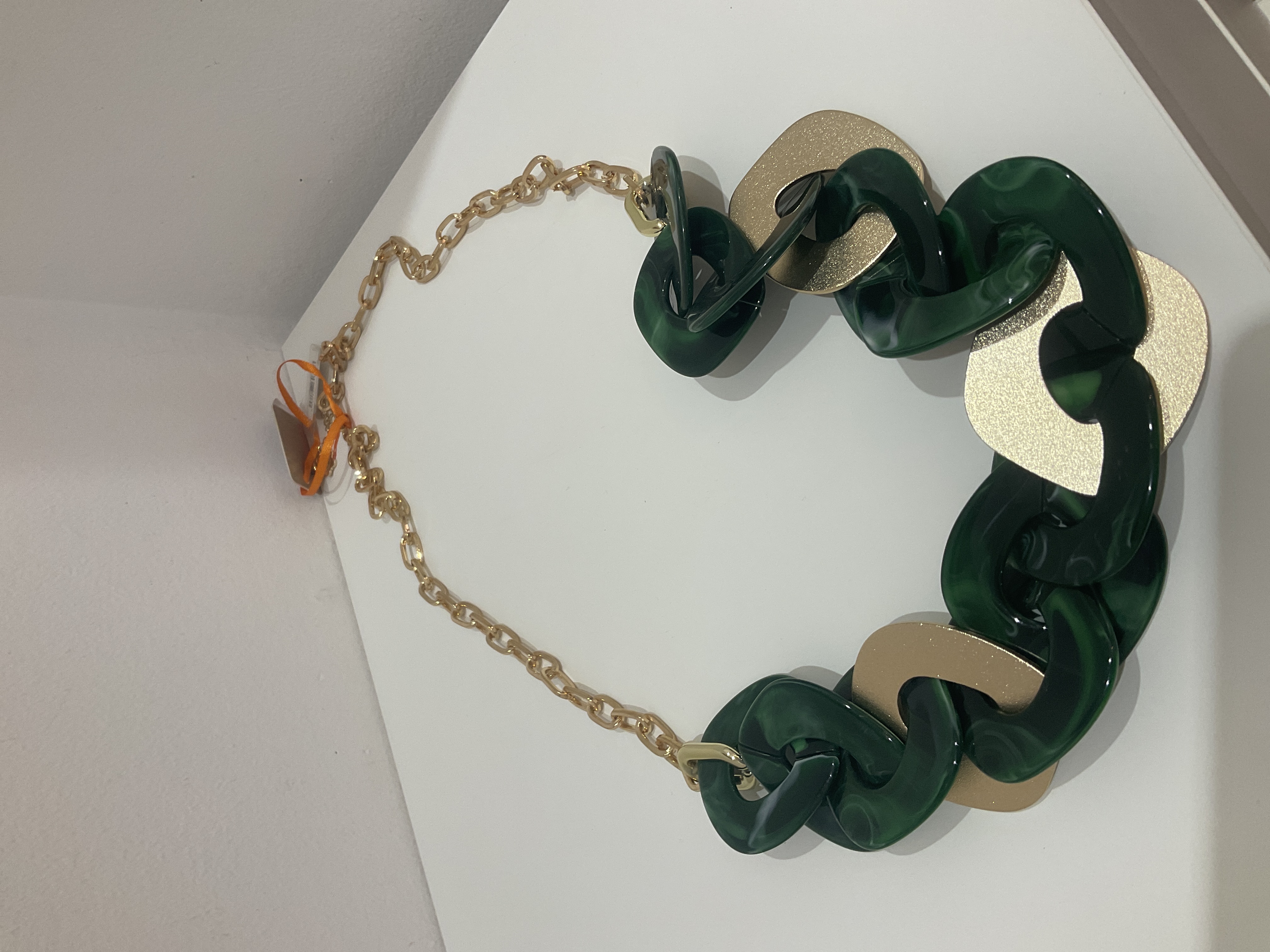 Collar dorado con eslabones