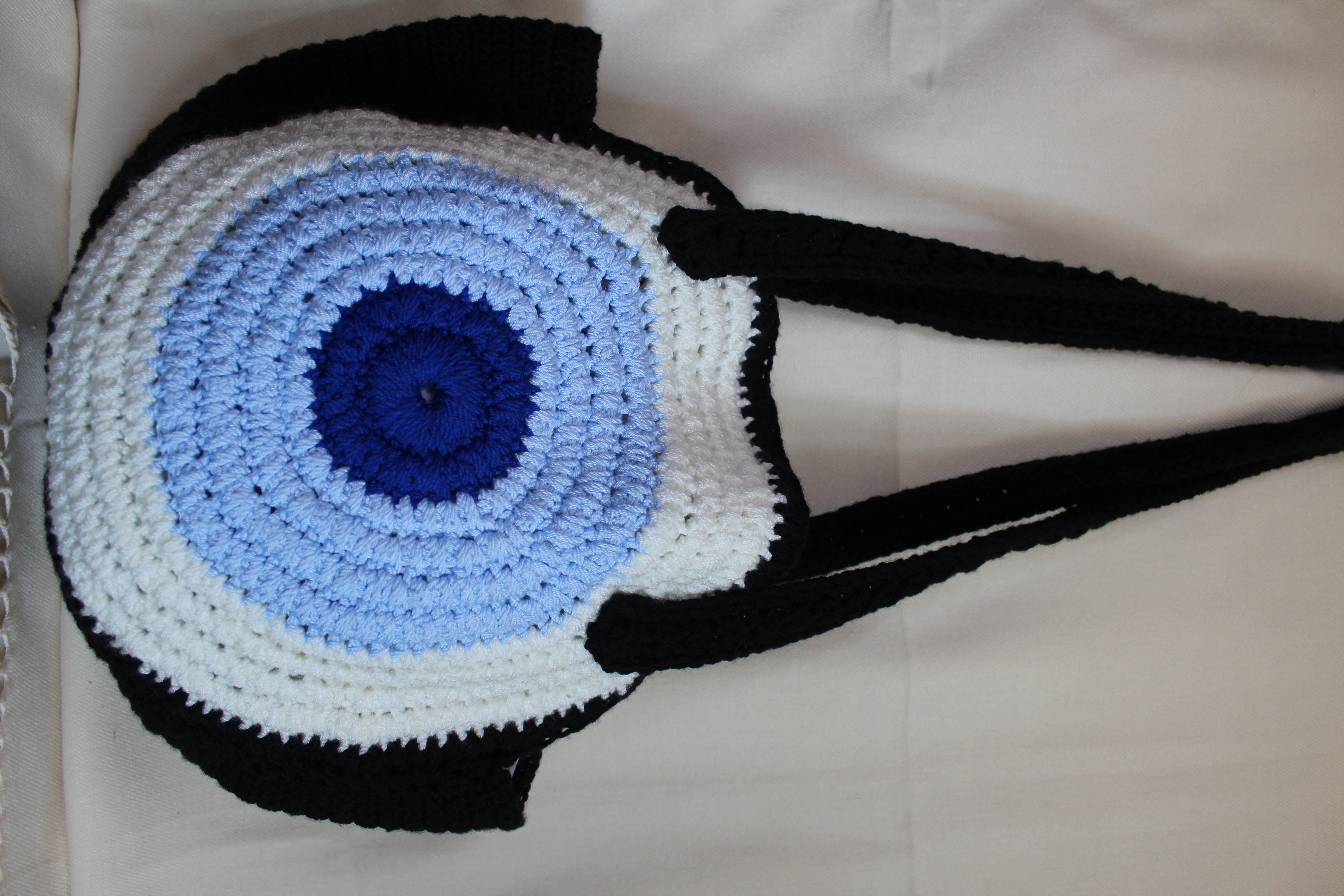 El yapımı nazar boncuğu desenli çanta