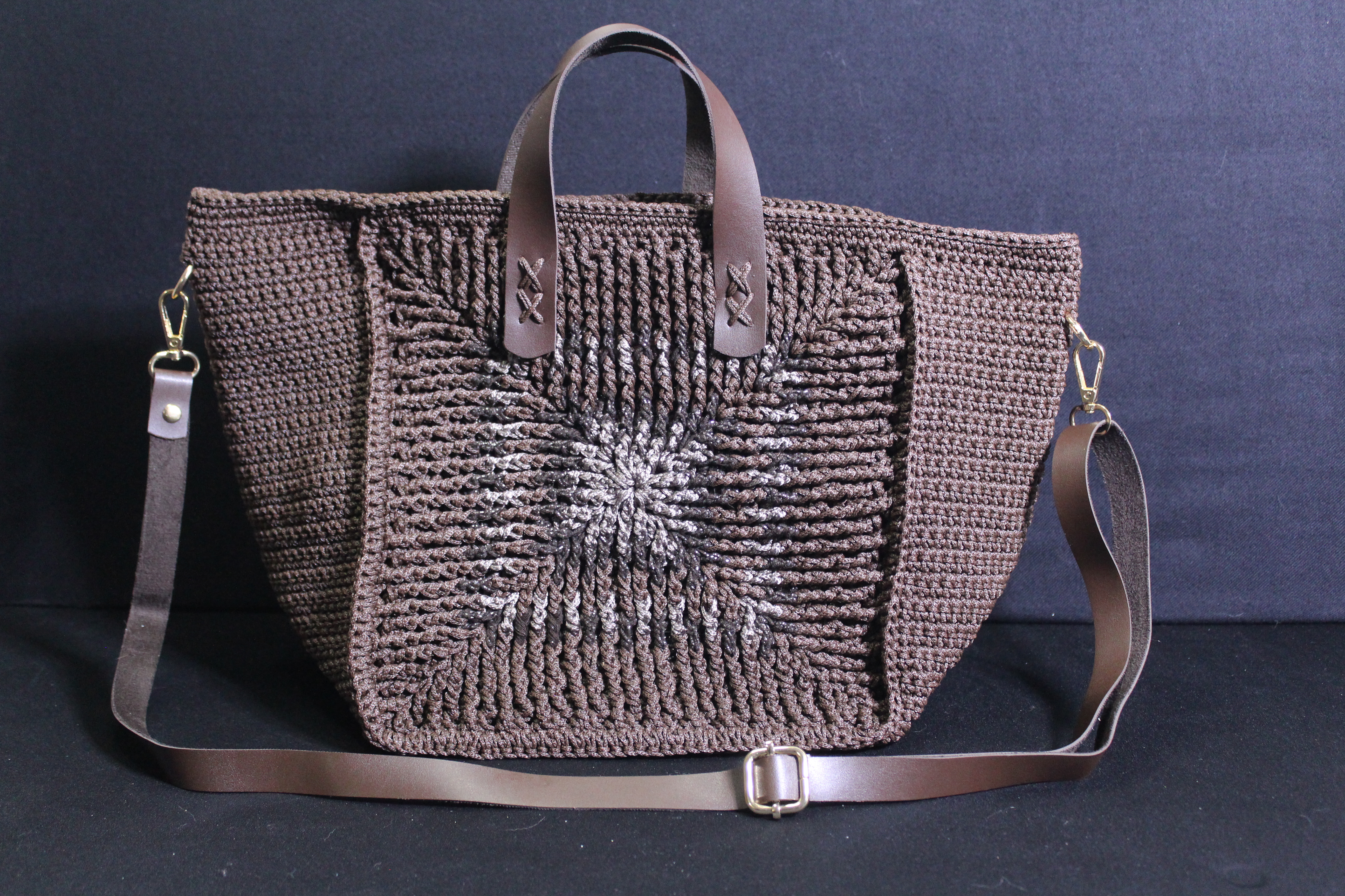 El yapımı mozaik motifli kol çantası 