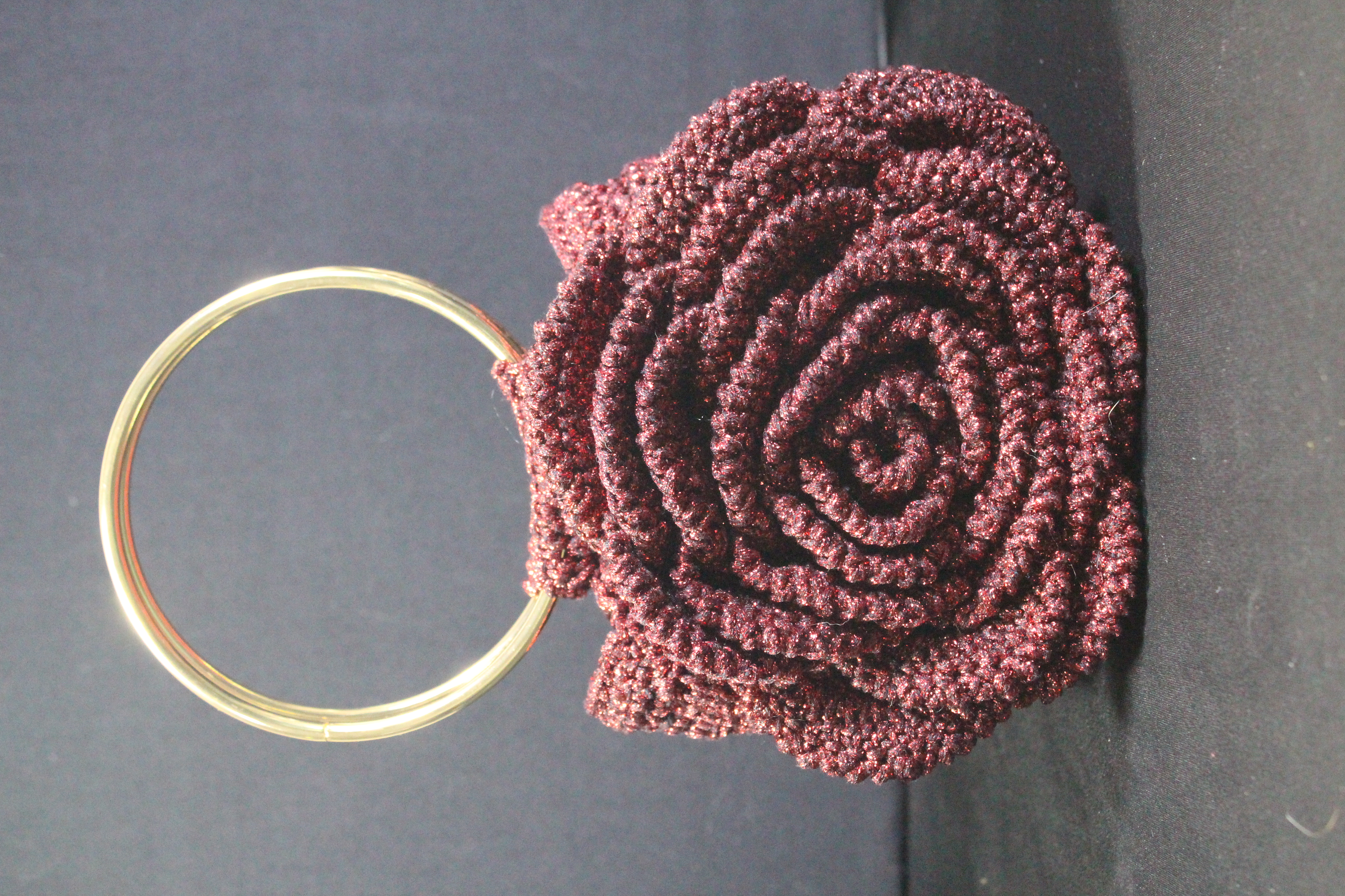 El yapımı gül motifli çanta