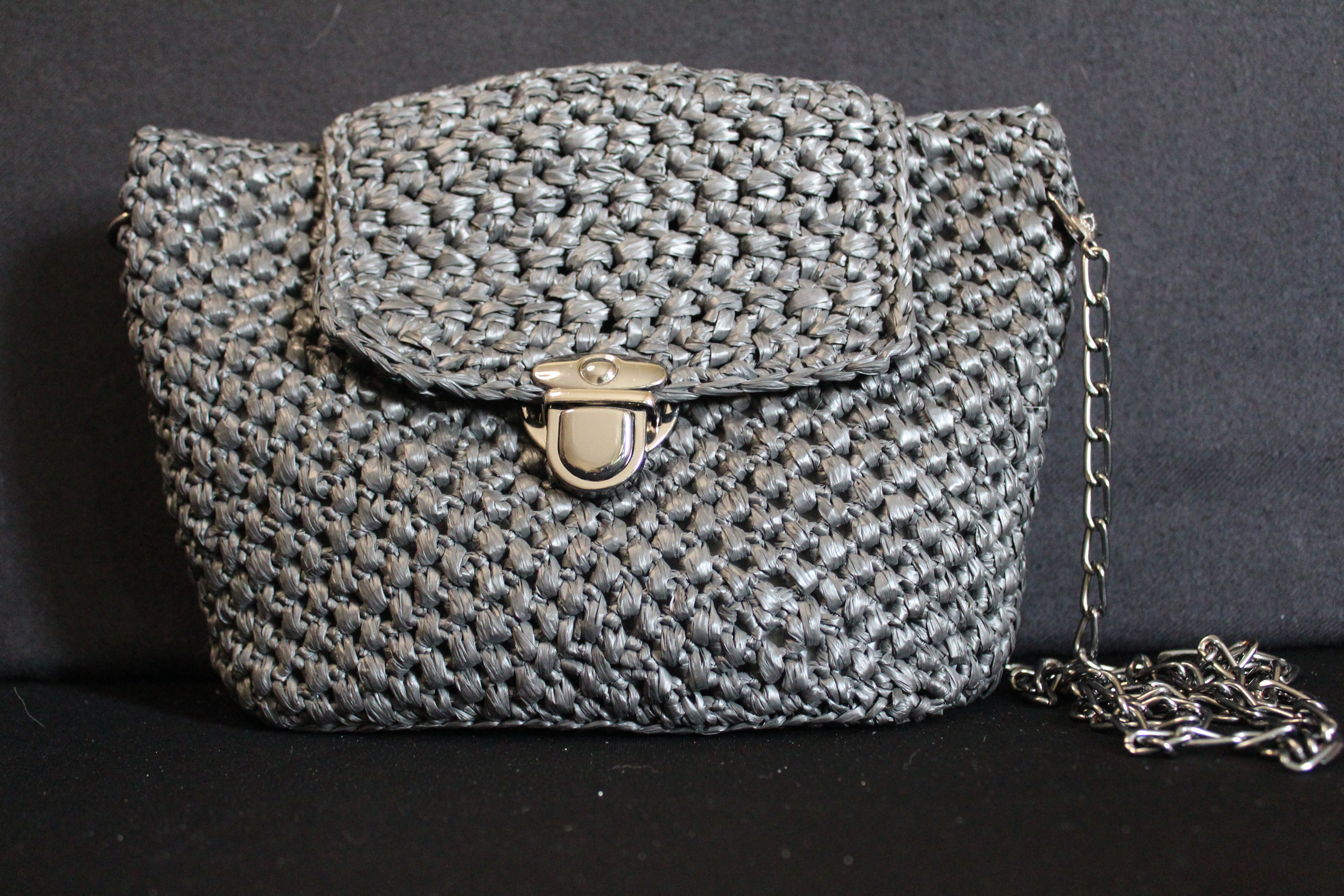 Deri görünümlü el örgüsü çanta