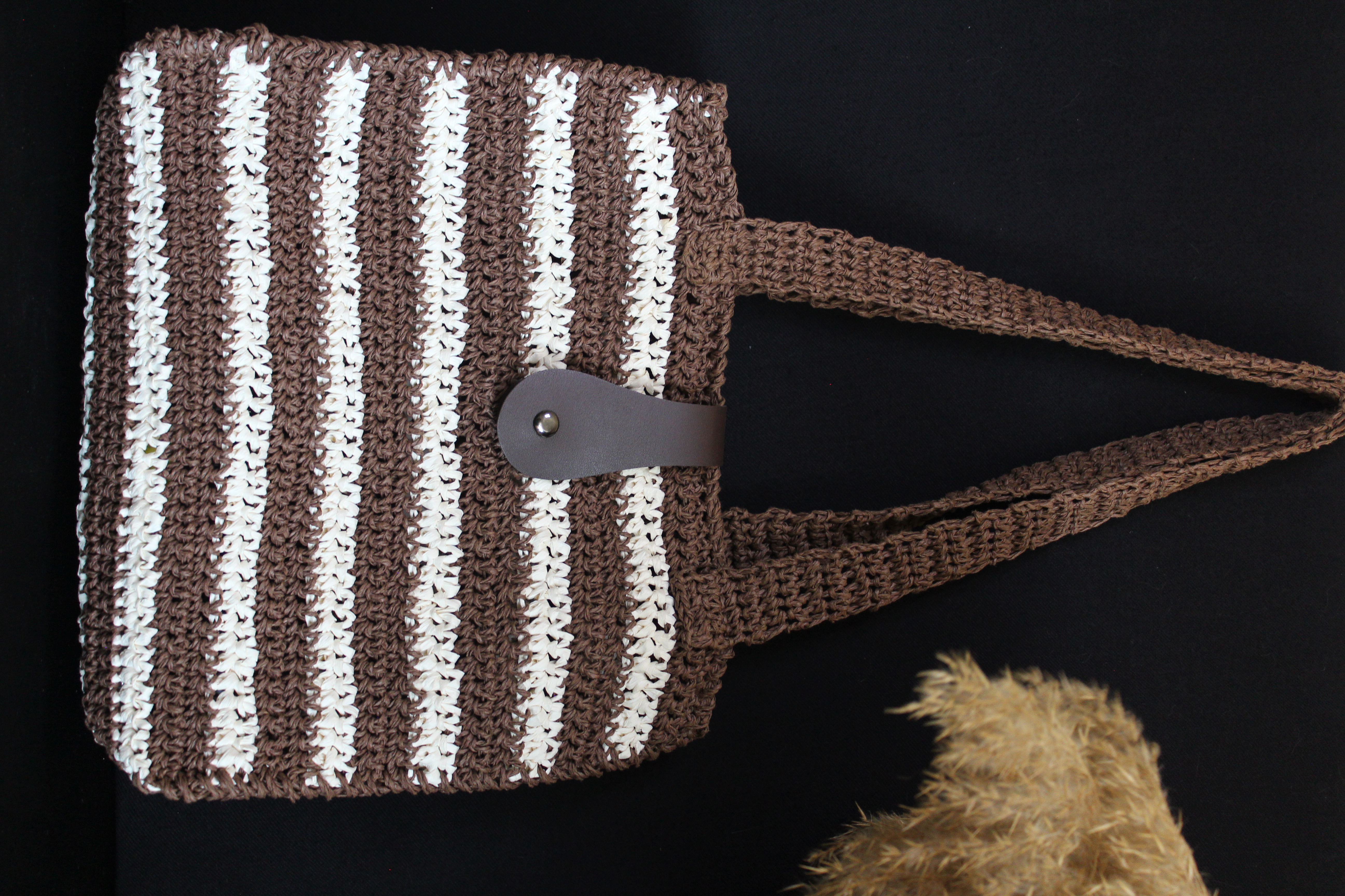 El yapımı hasır örgü çanta