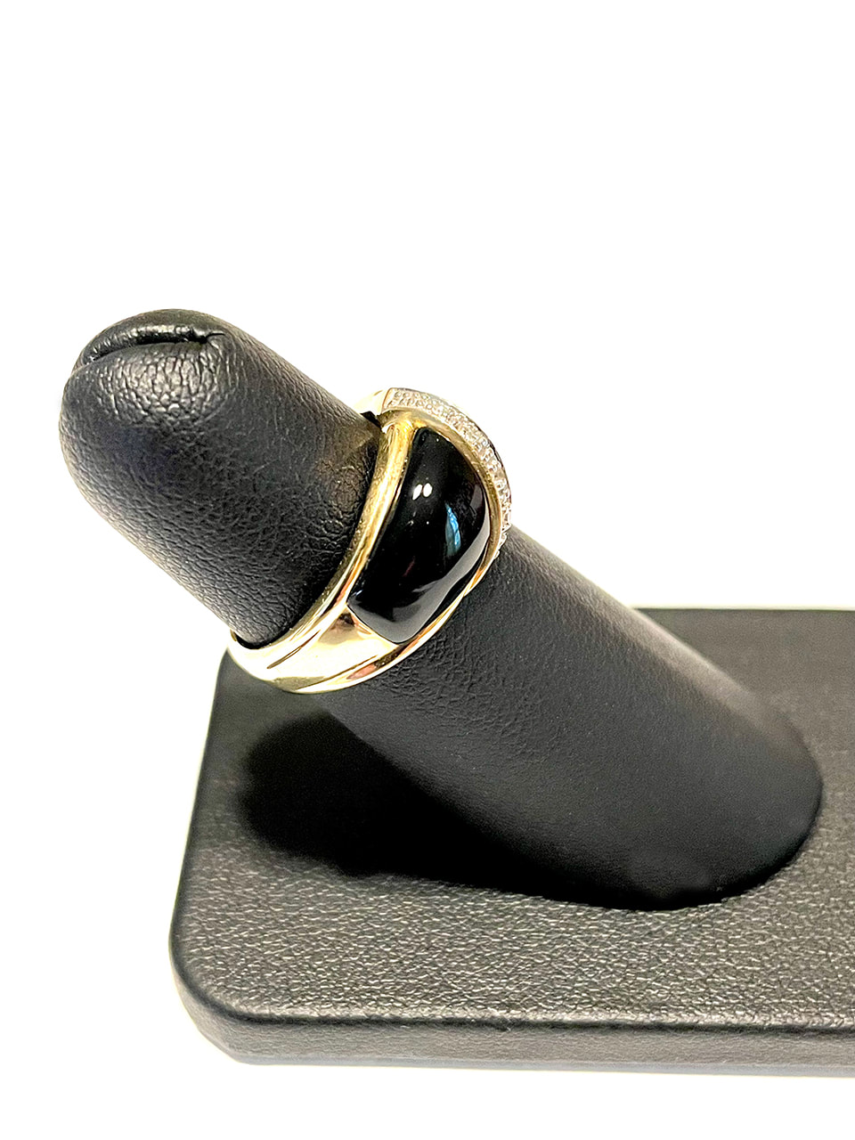 Elegant Gold and Black Enamel Ring