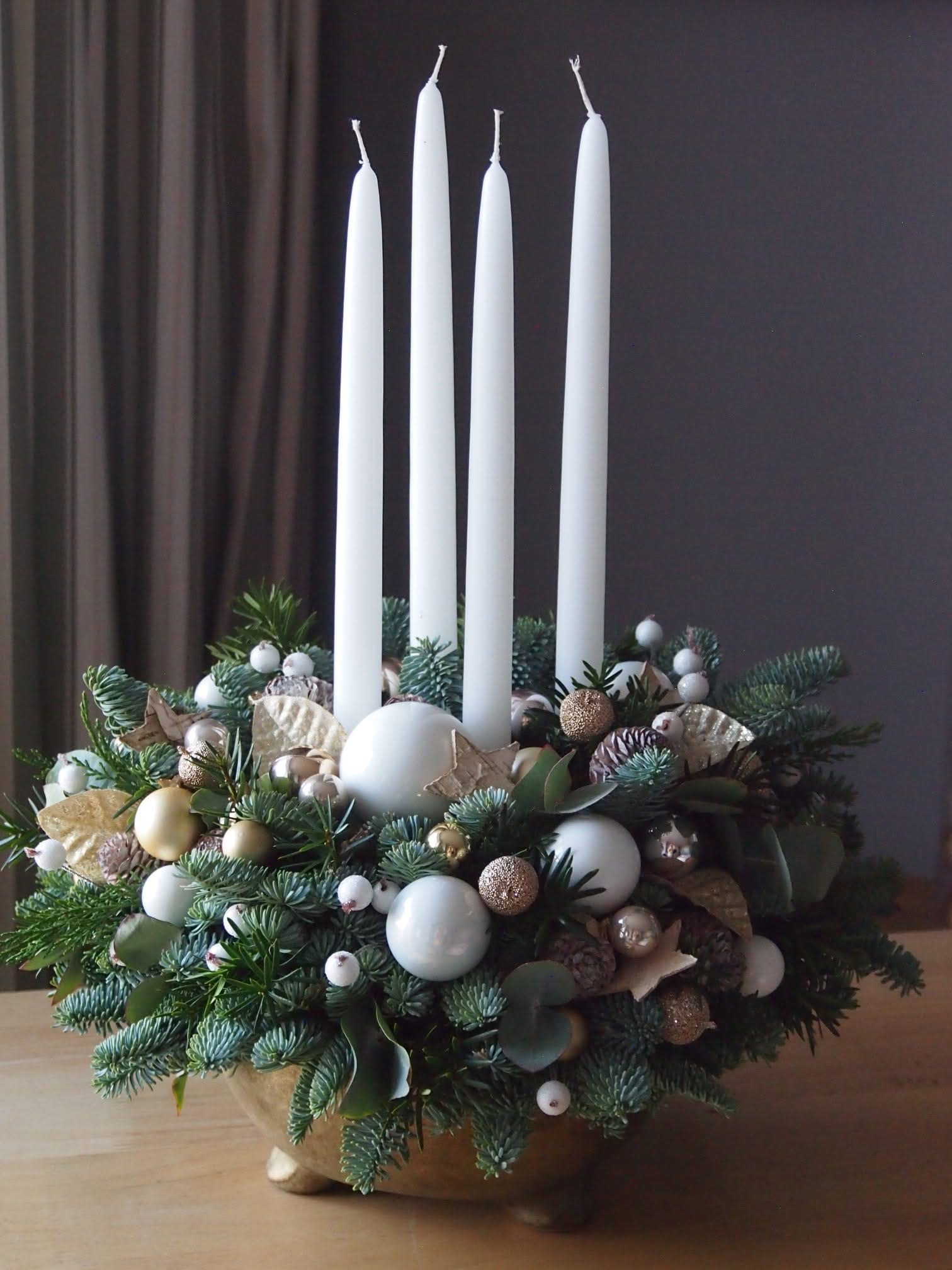 Šventinė kompozicija vazonėlyje su žvakėmis