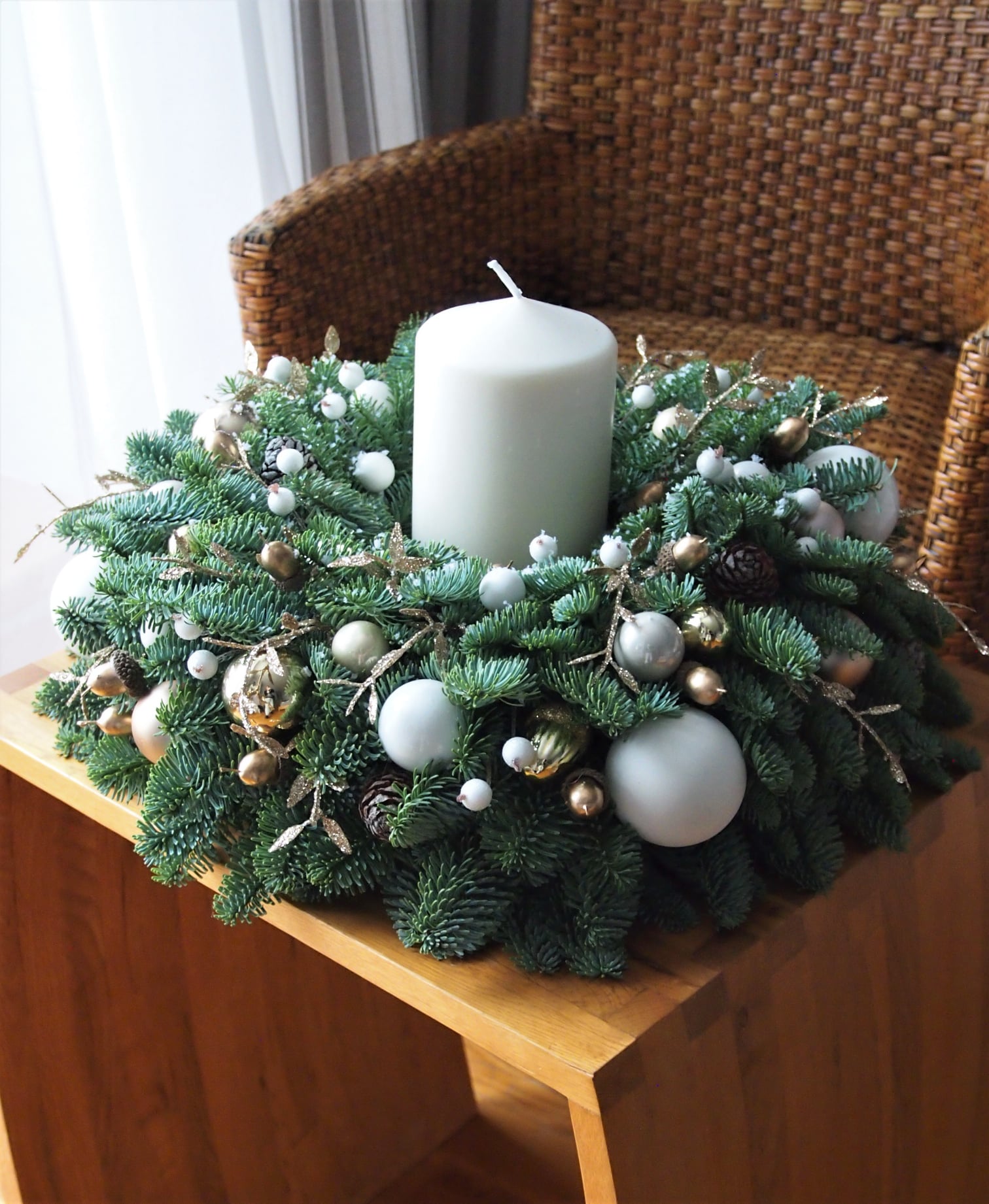 Šventinis vidutinis vainikas su balta žvake