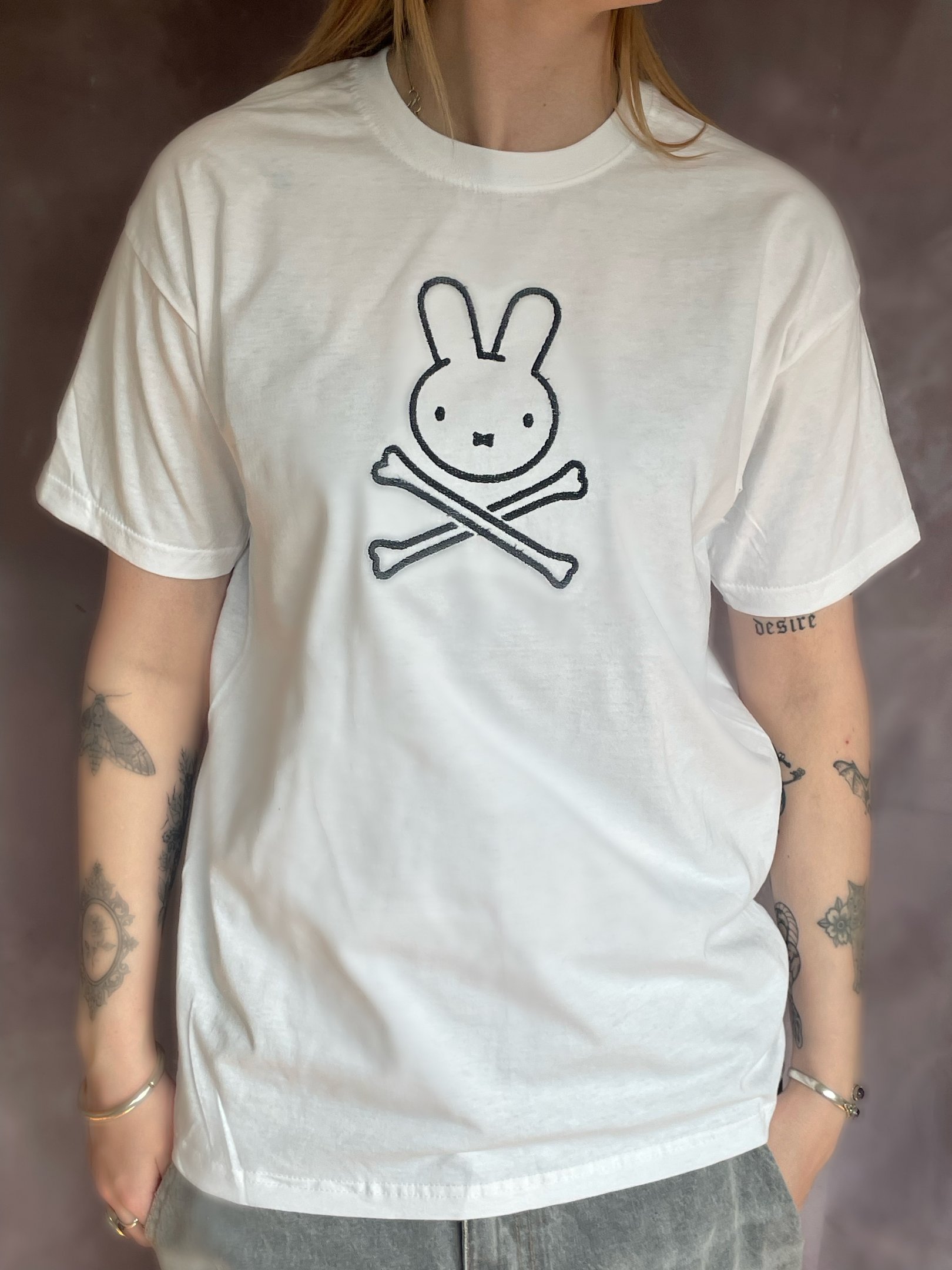 Witte T-shirt met nijntje en gekruiste botten