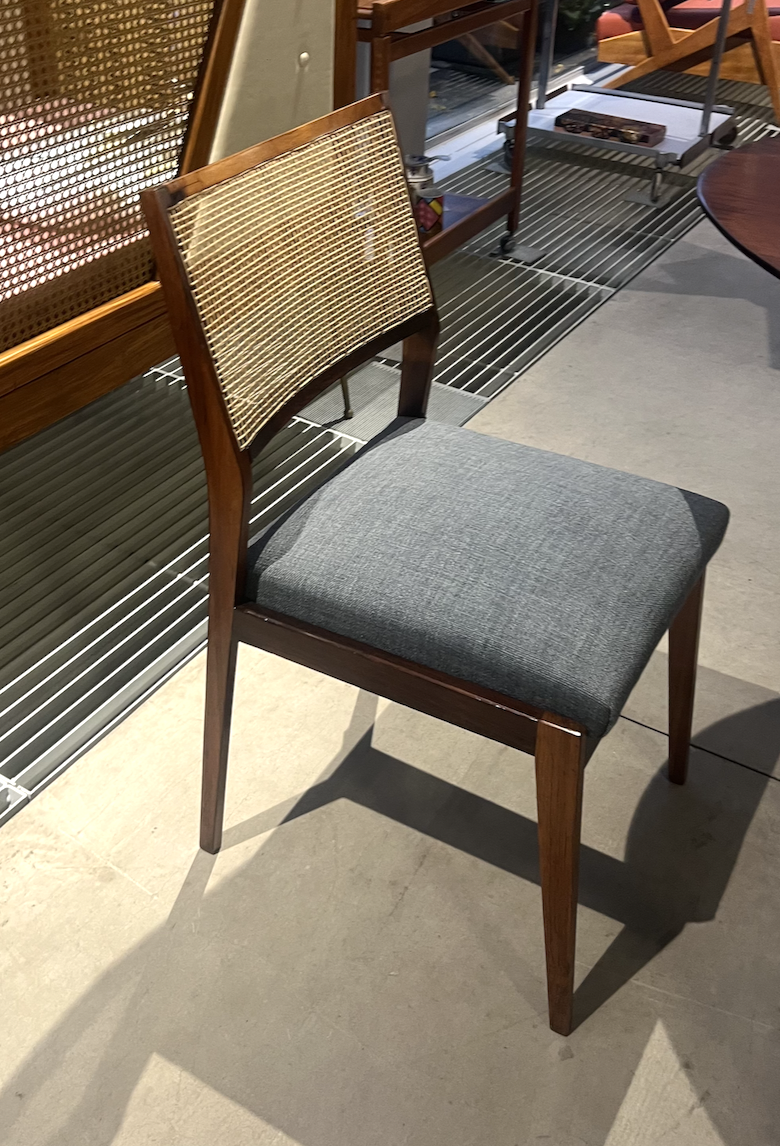 Cadeira de Madeira com Assento Estofado