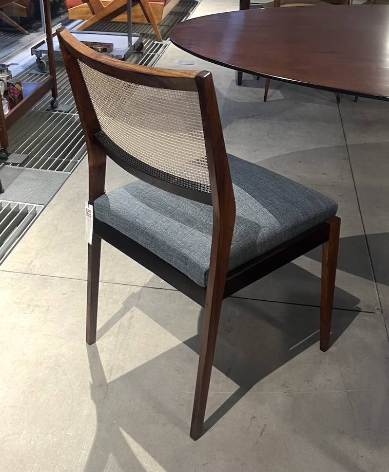 Cadeira de madeira com assento estofado